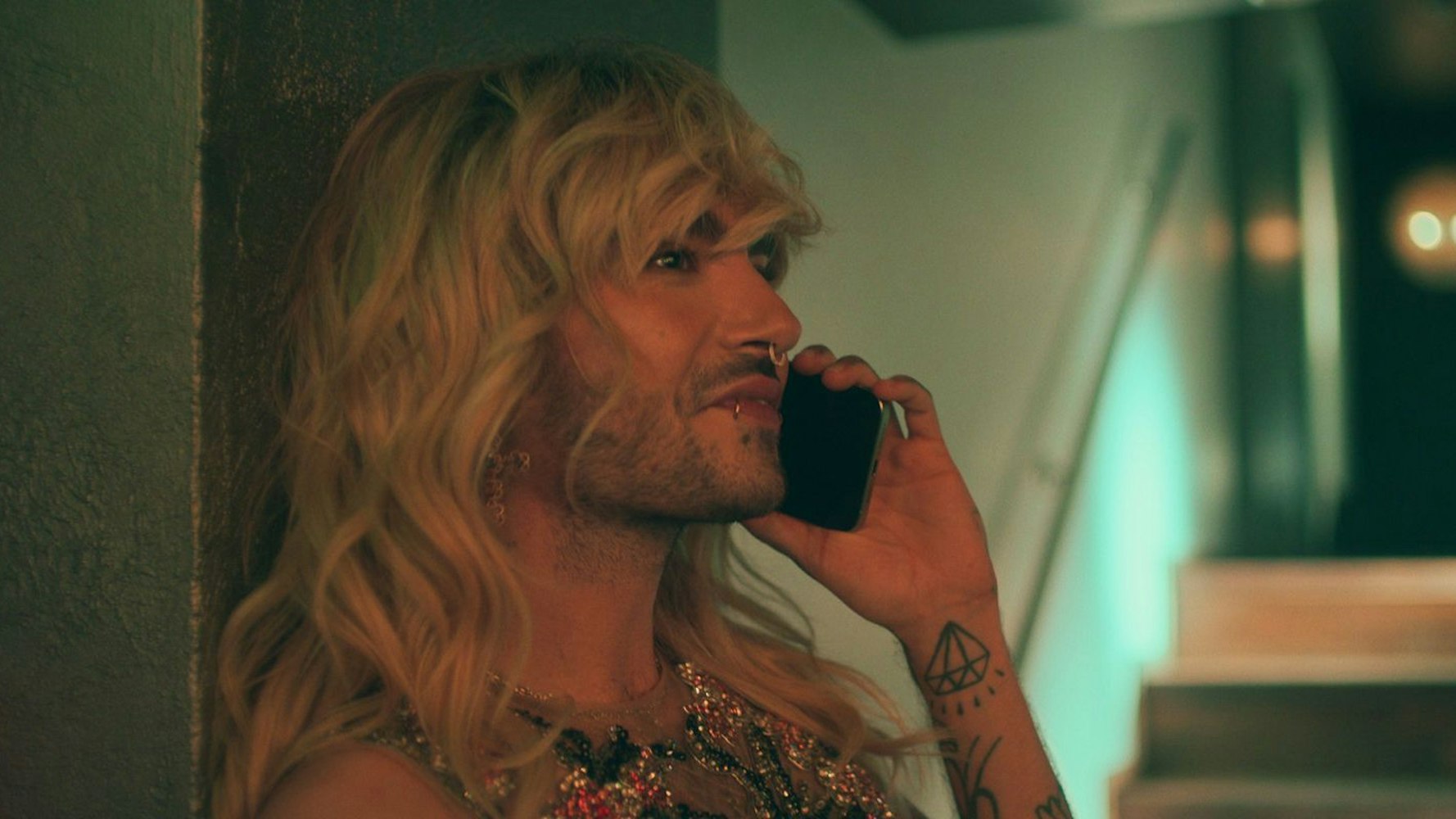 Per Telefon erreicht Bill Kaulitz eine besorgniserregende Neuigkeit aus der Heimat. (Bild: Netflix)