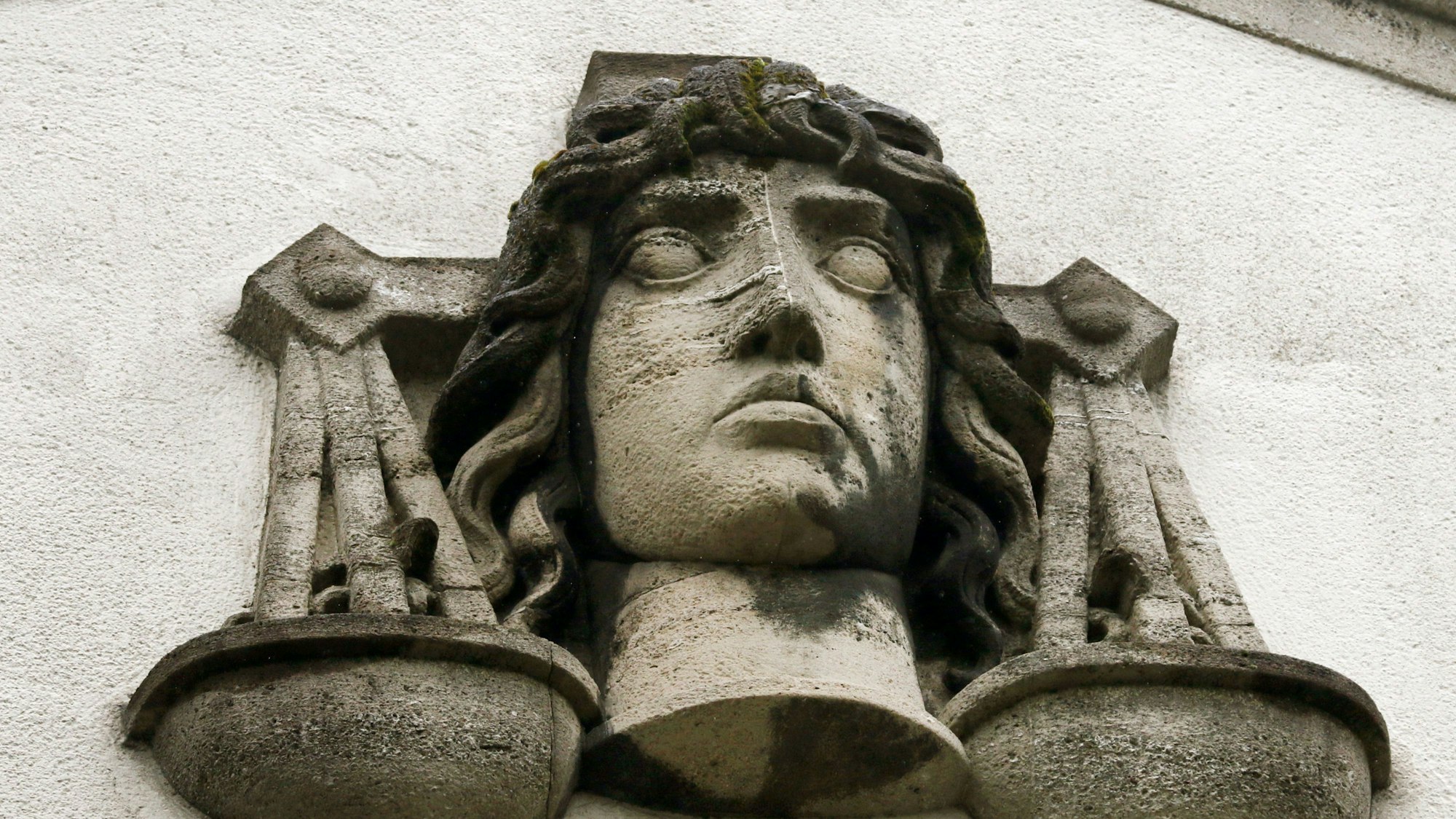 Eine Justitia-Büste ist an der Fassade des Landgerichts in Krefeld zu sehen. (Archivbild)