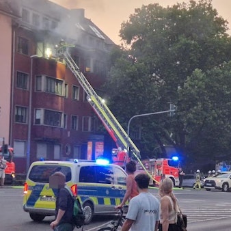 In Köln-Lindenthal musste die Feuerwehr am Mittwochabend einen Wohnungsbrand löschen.