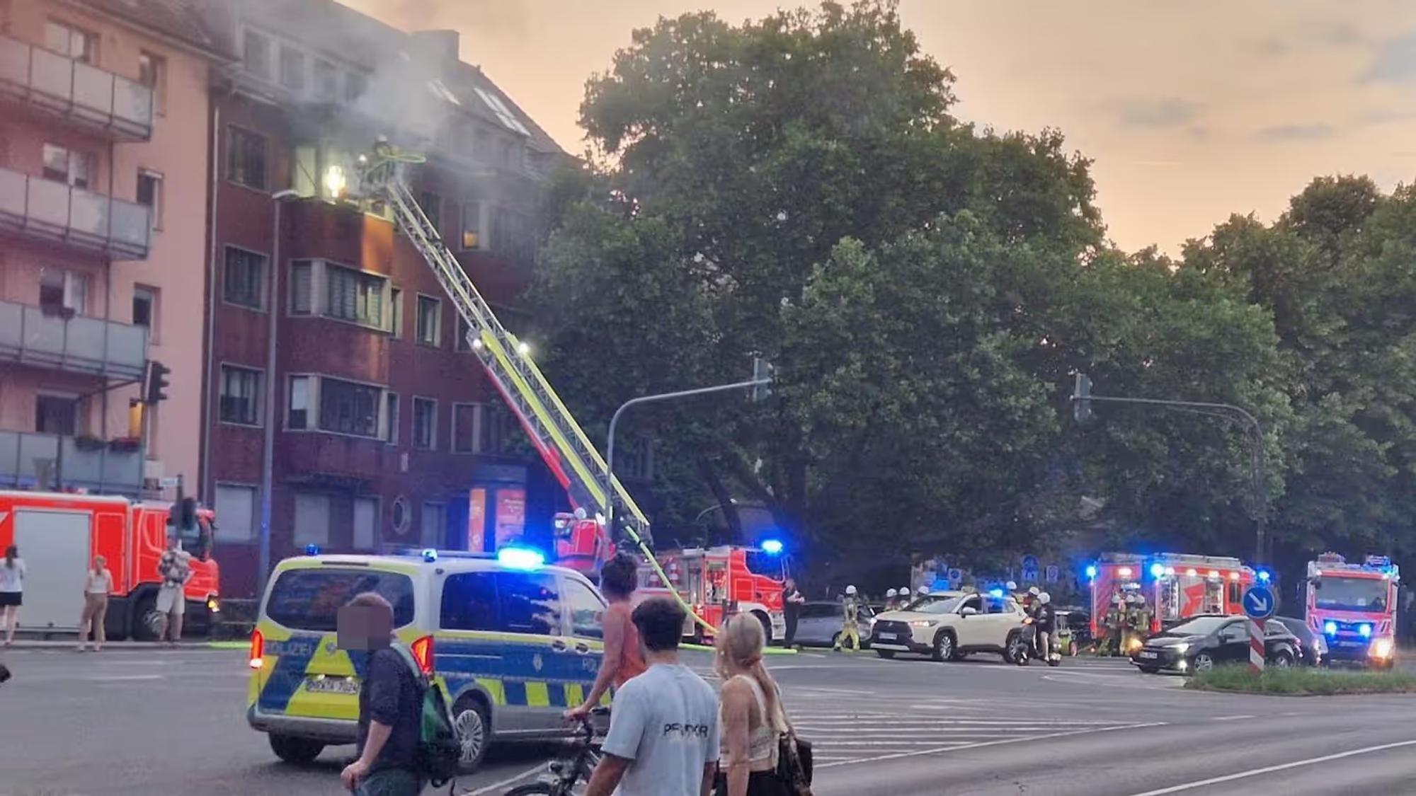 In Köln-Lindenthal musste die Feuerwehr am Mittwochabend einen Wohnungsbrand löschen.