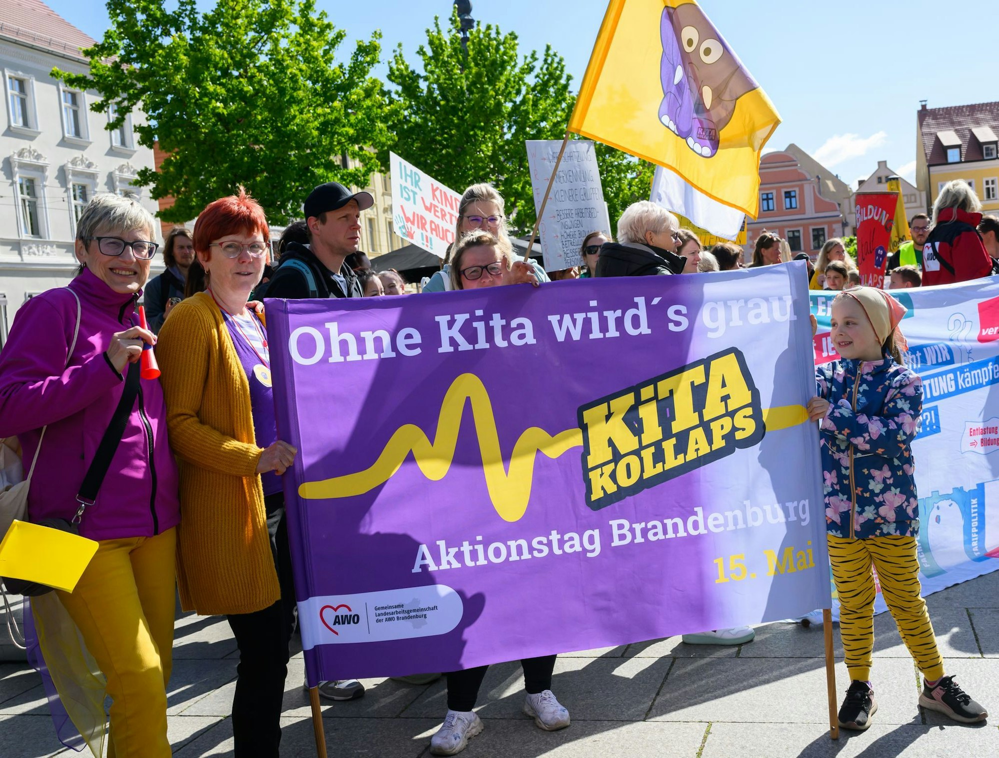 Im brandenburgischen Cottbus demonstrieren Erzieherinnen und Erzieher bei einem Aktionstag im Mai gegen einen drohenden «Kita-Kollaps».