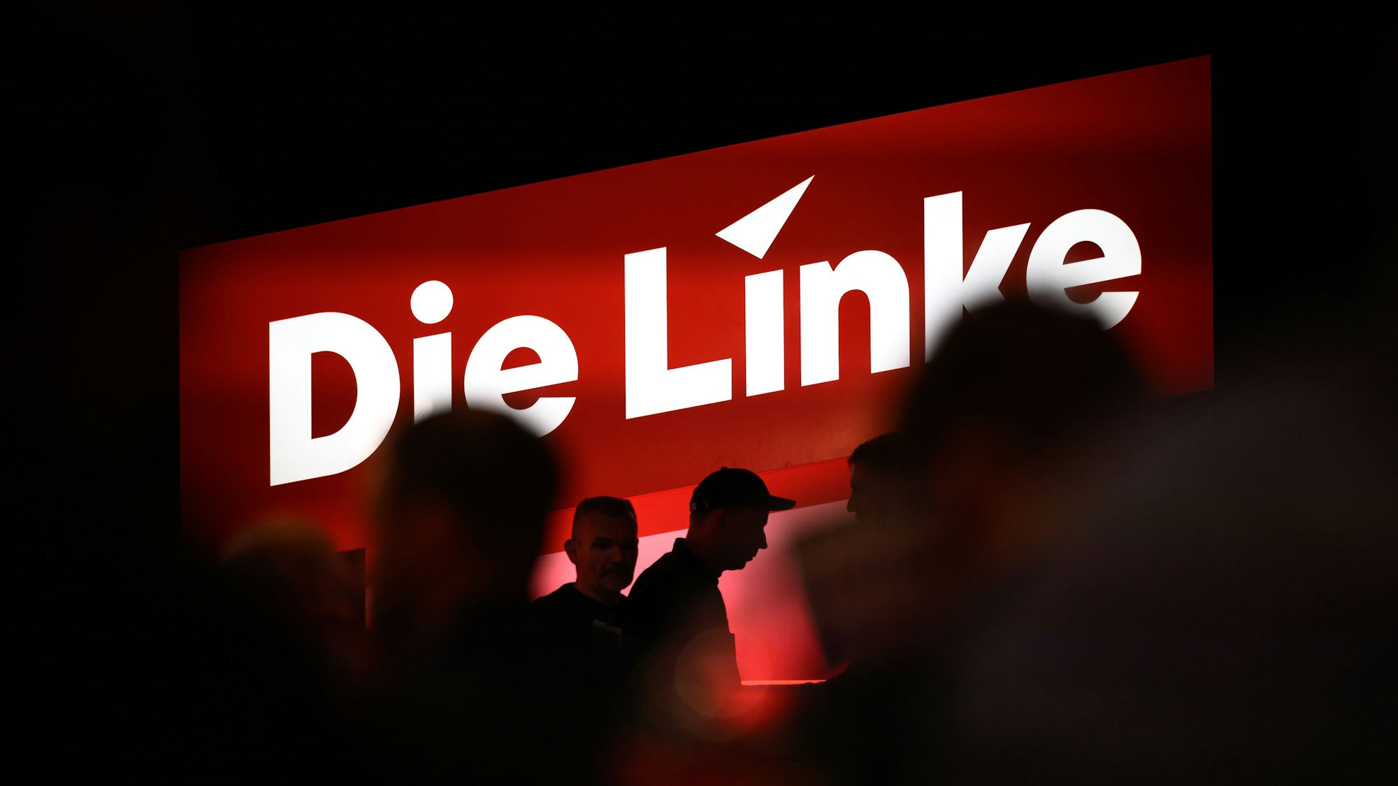 ARCHIV - 10.05.2025, Sachsen, Chemnitz: Delegierte sitzen auf dem Bundesparteitag unter dem Logo der Partei Die Linke in Chemnitz. (zu dpa: «Sächsische Linke wählt neuen Vorstand») Foto: Hendrik Schmidt/dpa +++ dpa-Bildfunk +++