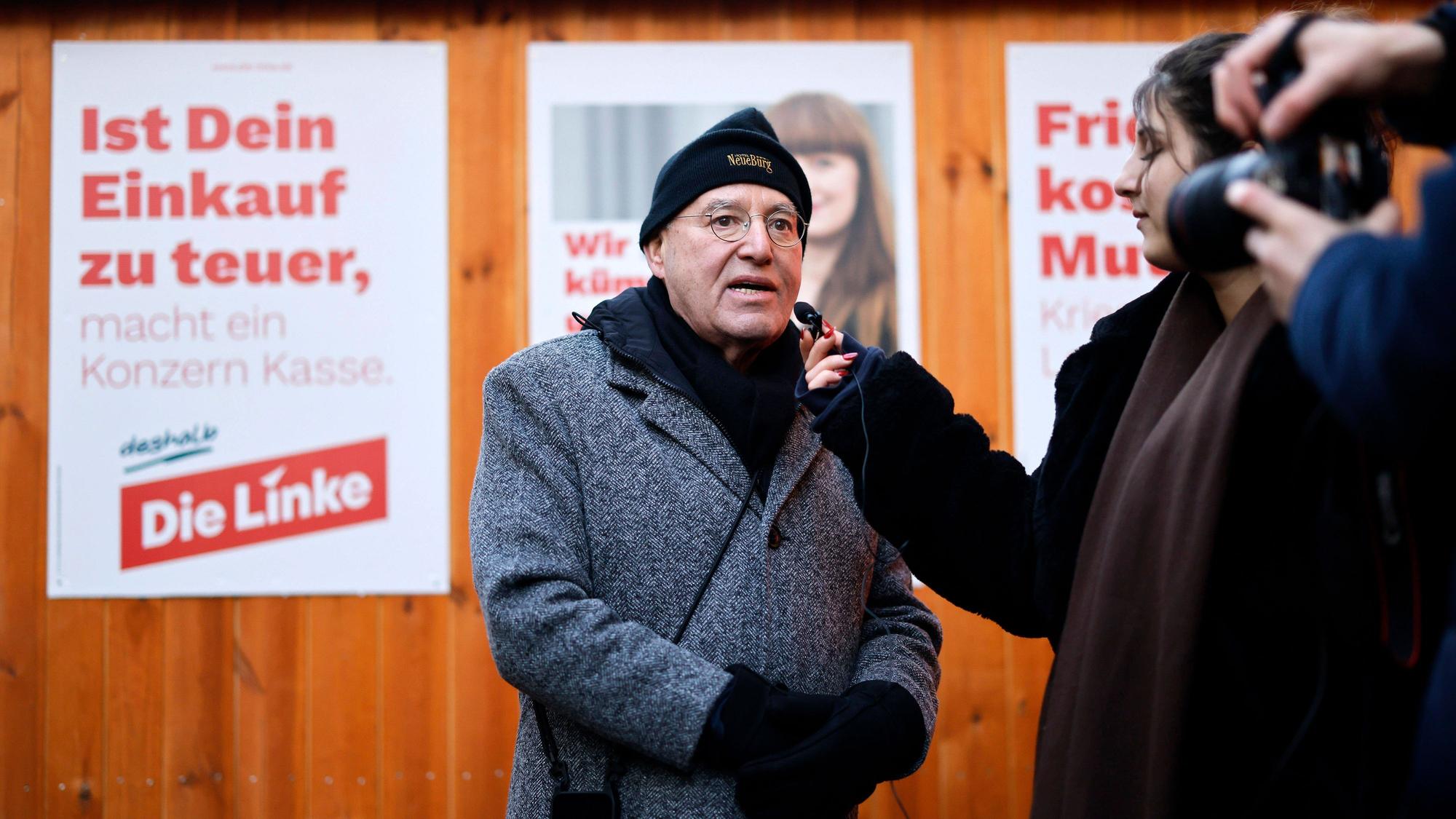 Politiker Gregor Gysi vor einem Wahlkampf-Stand der Partei: Die Linke, in der Schildergasse, Köln. (Archivbild)
