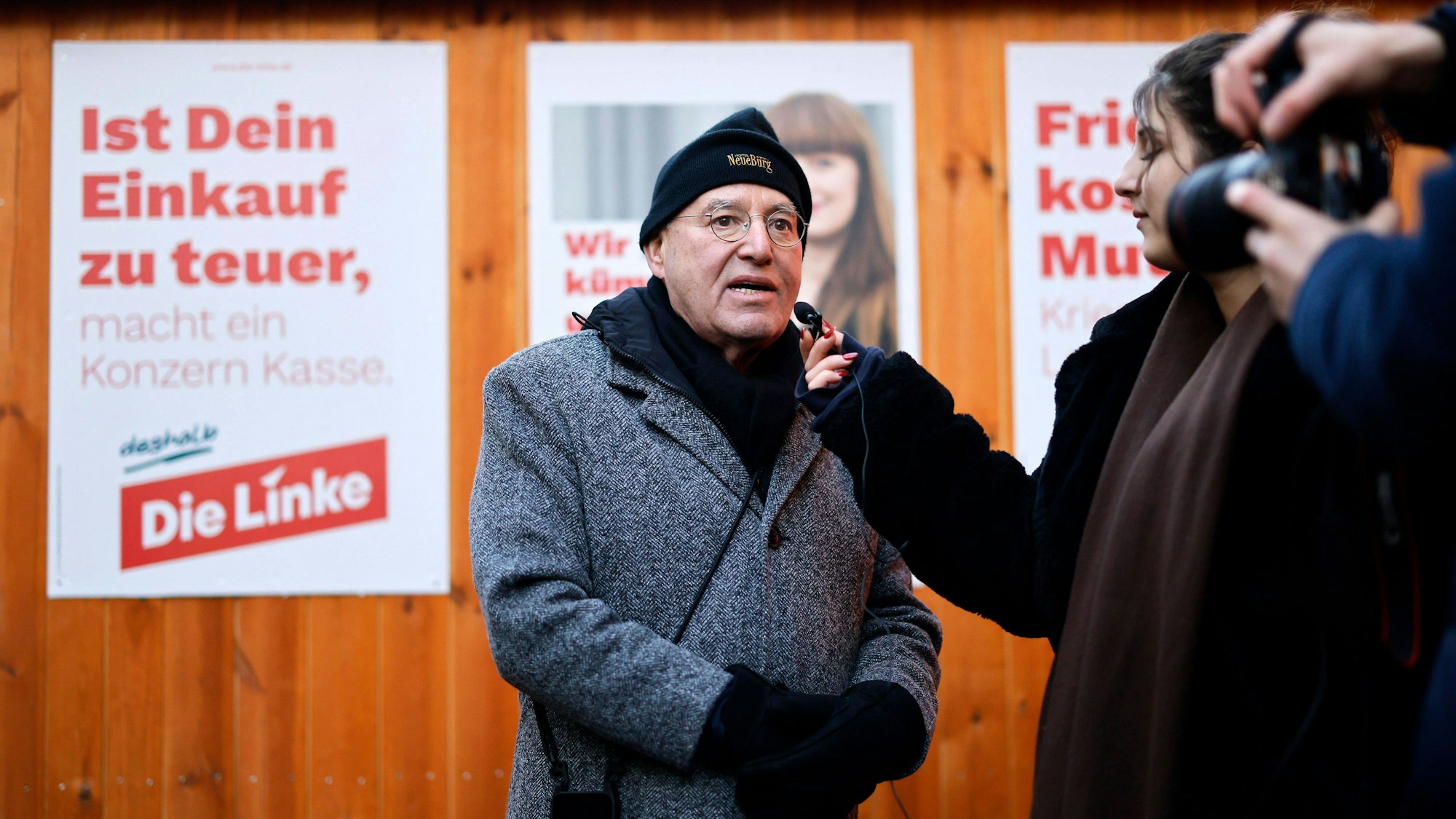 Politiker Gregor Gysi vor einem Wahlkampf-Stand der Partei: Die Linke, in der Schildergasse, Köln. (Archivbild)