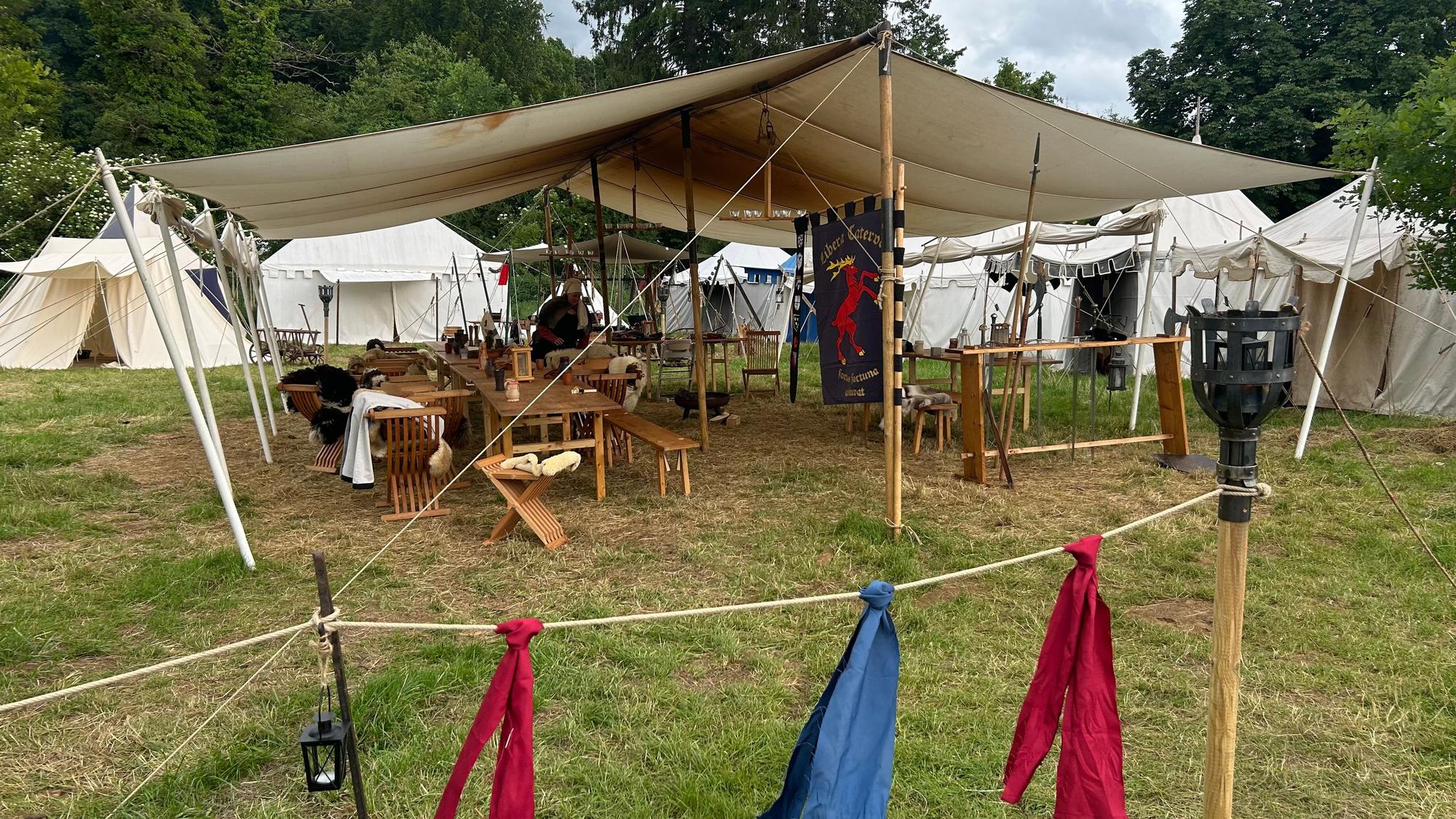 Ein mittelalterliches Zeltlager.