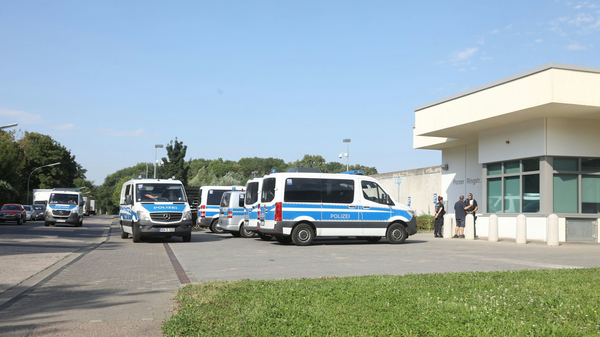 13.08.2024, Köln: Eine Weltkriegsbombe wurde bei Bauarebiten an der Gereon-Kaserne gefunden. Die 20-Zentner-Bombe (1.000kg) soll im Laufe des Tages entschärft werden. Evakuiert wir dafür auch die LVR Klinik - Forensische Psychiatrie an der Porzer Ring Straße. Foto: Arton Krasniqi
