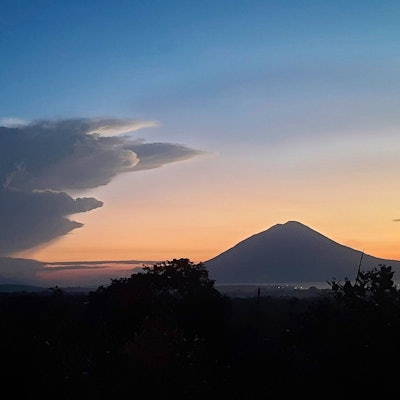 Rauch steigt während eines Ausbruchs vom Vulkan Lewotobi Laki-Laki auf, aufgenommen von Lembata auf der indonesischen Insel Flores.