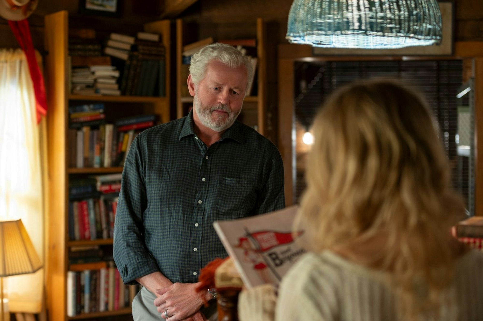 Patriarch Harris (David Morse) hat seine eigenen Vorstellungen, wie seine Familie zu funktionieren hat. (Bild: © Amazon Content Services LLC)