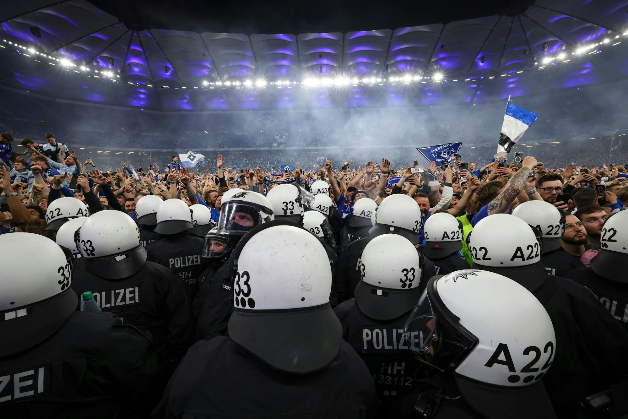 Stoßen immer wieder beim Fußball aufeinander: Polizei und Fußballfans