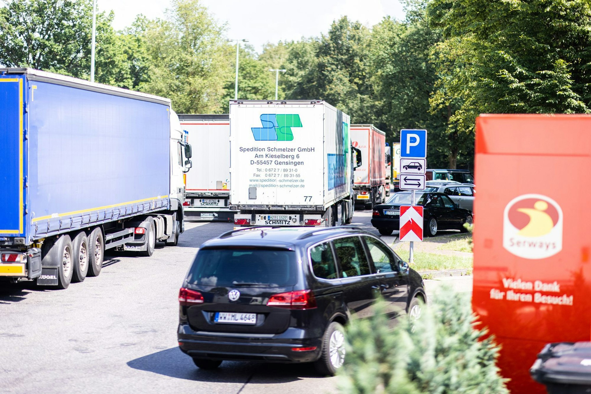 Wie voll es auf den Park- und Rastanlagen wirklich ist, lässt sich von der Fahrbahn aus meist nicht sonderlich gut einschätzen.