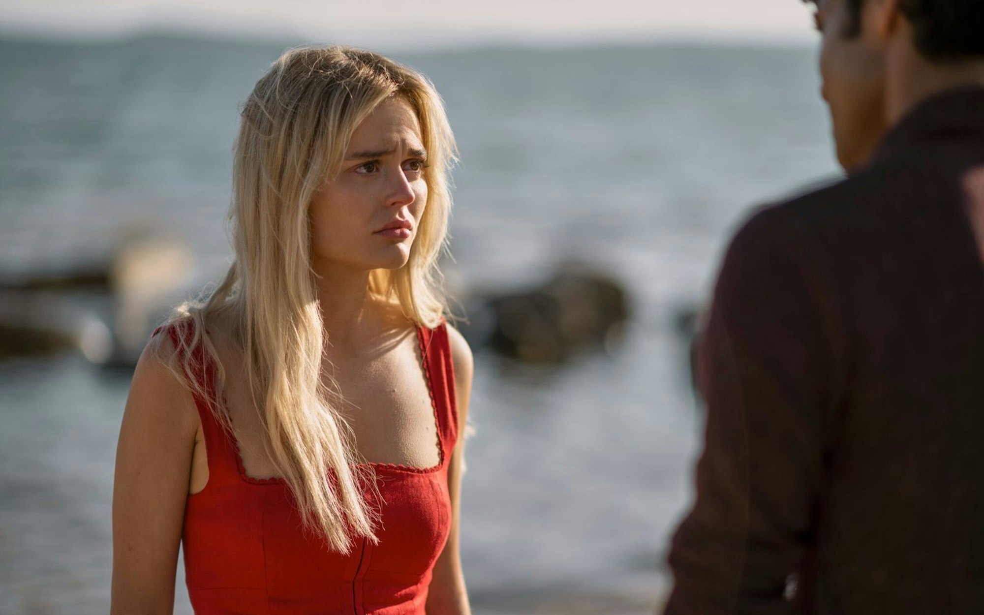 Als Cadence (Emily Alyn Lind) herausfinden will, was mit ihr geschehen ist, trifft sie vor allem auf eine Mauer des Schweigens. (Bild: © Amazon Content Services LLC)