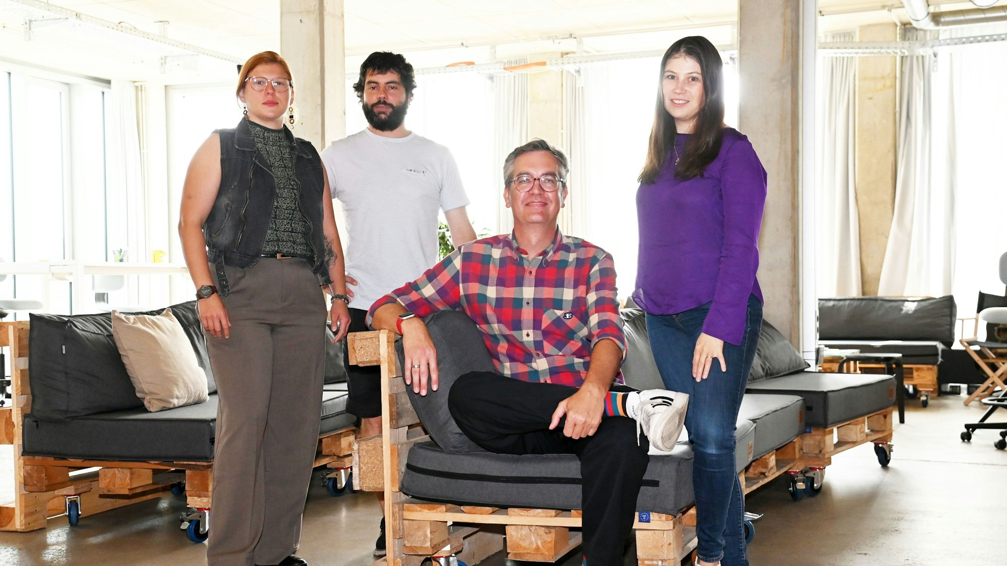 Volt stellt das Programm für die Kommunalwahl vor: Parteichefin Vanessa Stampke (v.l.n.r.), Ratsmitglied Manuel Froh, OB-Kandidat Lars Wolfram und die derzeitige Chefin der Ratsfraktion, Jennifer Glashagen.