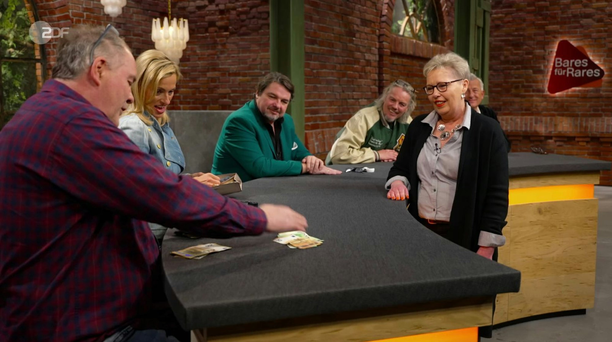 „Ich mach 555, denn der kriegt das nicht“, tönte Walter Lehnertz (links). Damit machte er das Rennen um die Leucht-Reklame. (Bild: ZDF)