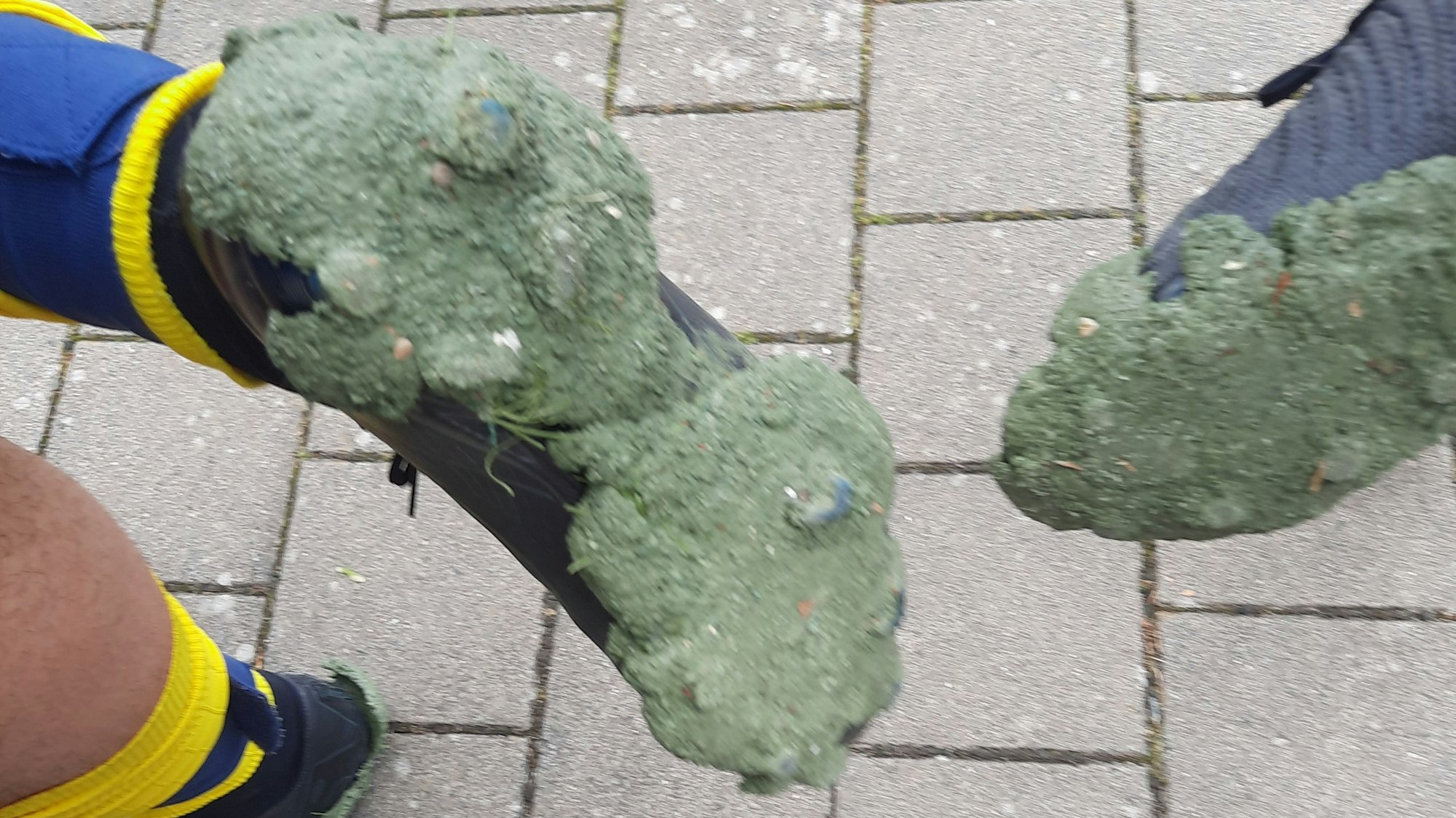 Auf dem Bild sind verklebte Sohlen von Fußballschuhen zu sehen.