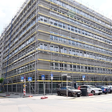 Die ehemalige Kaufhof-Zentrale an der Leonhard-Tietz-Straße ist teilweise eingerüstet.