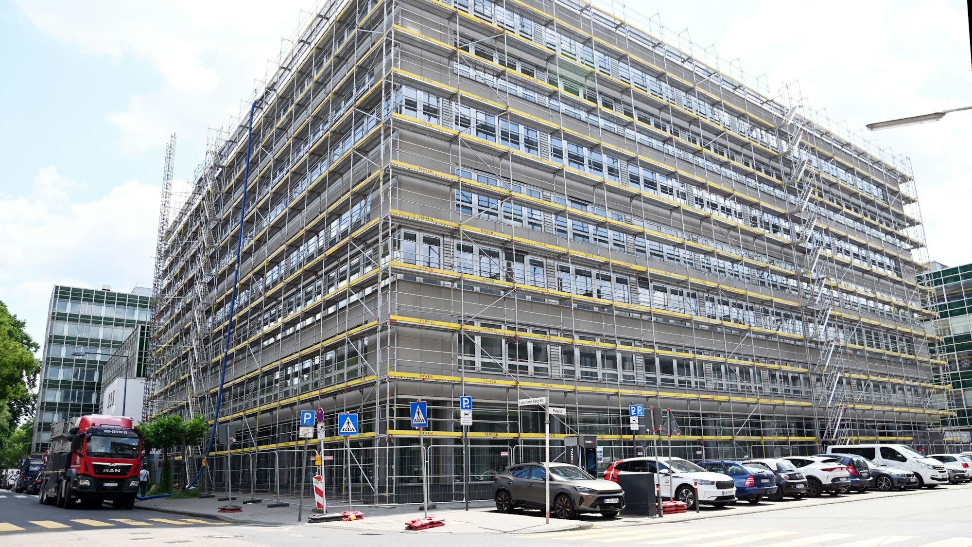 Die ehemalige Kaufhof-Zentrale an der Leonhard-Tietz-Straße ist teilweise eingerüstet.