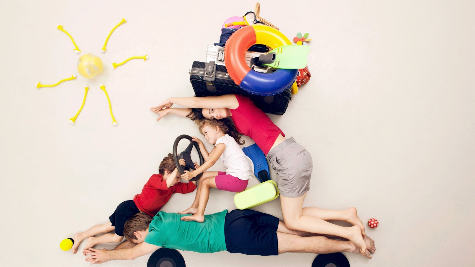 ILLUSTRATION - Zum Themendienst-Bericht von Verena Maria Schurr vom 17. Juni 2021: Eine lange Autofahrt mit Kindern ist eine Herausforderung. Mit ein paar Tricks wird es leichter für alle. Foto: Leander Baerenz/Westend61/dpa-tmn - ACHTUNG: Nur zur redaktionellen Verwendung im Zusammenhang mit dem genannten Text und nur bei vollständiger Nennung des vorstehenden Credits - Honorarfrei nur für Bezieher des dpa-Themendienstes +++ dpa-Themendienst +++