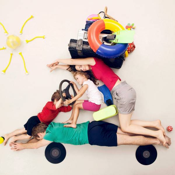 ILLUSTRATION - Zum Themendienst-Bericht von Verena Maria Schurr vom 17. Juni 2021: Eine lange Autofahrt mit Kindern ist eine Herausforderung. Mit ein paar Tricks wird es leichter für alle. Foto: Leander Baerenz/Westend61/dpa-tmn - ACHTUNG: Nur zur redaktionellen Verwendung im Zusammenhang mit dem genannten Text und nur bei vollständiger Nennung des vorstehenden Credits - Honorarfrei nur für Bezieher des dpa-Themendienstes +++ dpa-Themendienst +++