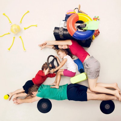 ILLUSTRATION - Zum Themendienst-Bericht von Verena Maria Schurr vom 17. Juni 2021: Eine lange Autofahrt mit Kindern ist eine Herausforderung. Mit ein paar Tricks wird es leichter für alle. Foto: Leander Baerenz/Westend61/dpa-tmn - ACHTUNG: Nur zur redaktionellen Verwendung im Zusammenhang mit dem genannten Text und nur bei vollständiger Nennung des vorstehenden Credits - Honorarfrei nur für Bezieher des dpa-Themendienstes +++ dpa-Themendienst +++