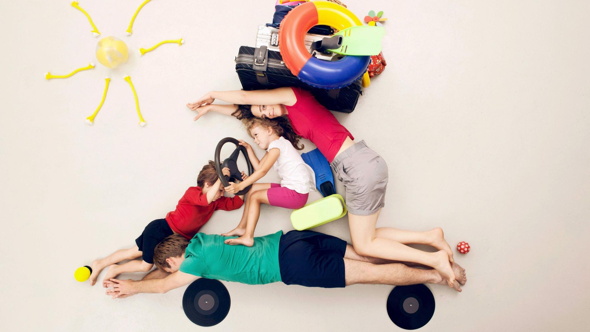 ILLUSTRATION - Zum Themendienst-Bericht von Verena Maria Schurr vom 17. Juni 2021: Eine lange Autofahrt mit Kindern ist eine Herausforderung. Mit ein paar Tricks wird es leichter für alle. Foto: Leander Baerenz/Westend61/dpa-tmn - ACHTUNG: Nur zur redaktionellen Verwendung im Zusammenhang mit dem genannten Text und nur bei vollständiger Nennung des vorstehenden Credits - Honorarfrei nur für Bezieher des dpa-Themendienstes +++ dpa-Themendienst +++