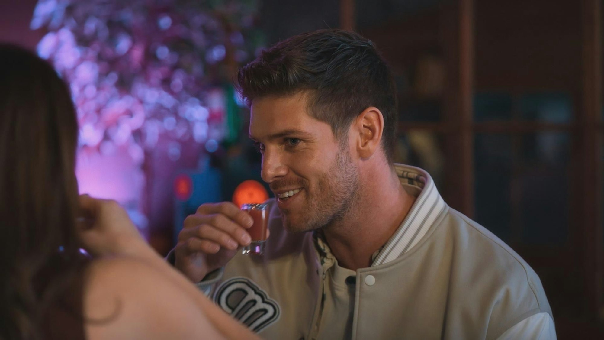 „Bachelor“ Martin Braun bei einem seiner vielen Blind Dates in Köln. Er trinkt einen Kurzen mit einer Kandidatin, die nur von hinten im Anschnitt unten links zu sehen ist.