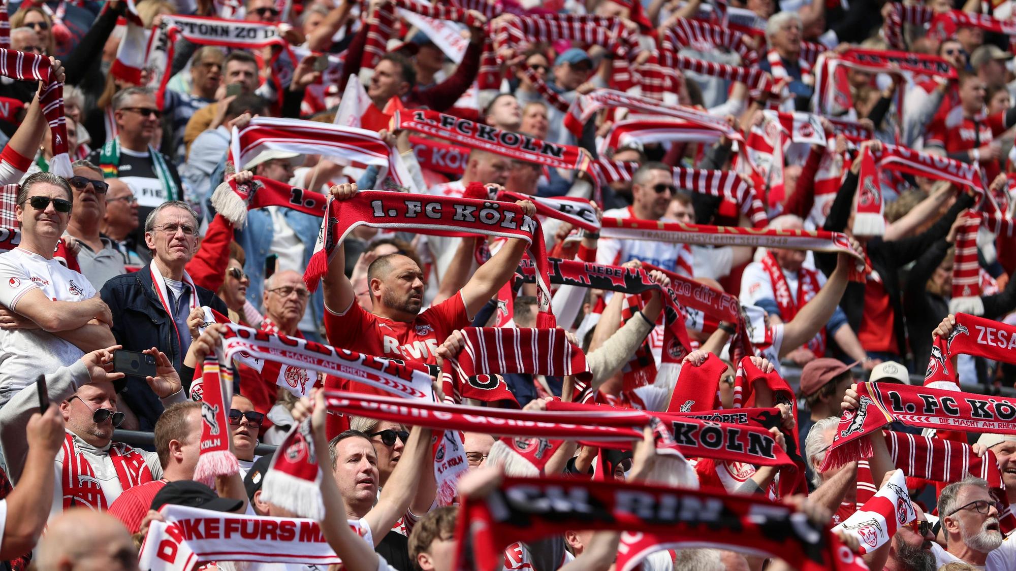Der 1. FC Köln zählt insgesamt 25.500 Dauerkartenbesitzer. Derweil ist die Warteliste mit mehr als 20.000 Interessenten enorm.