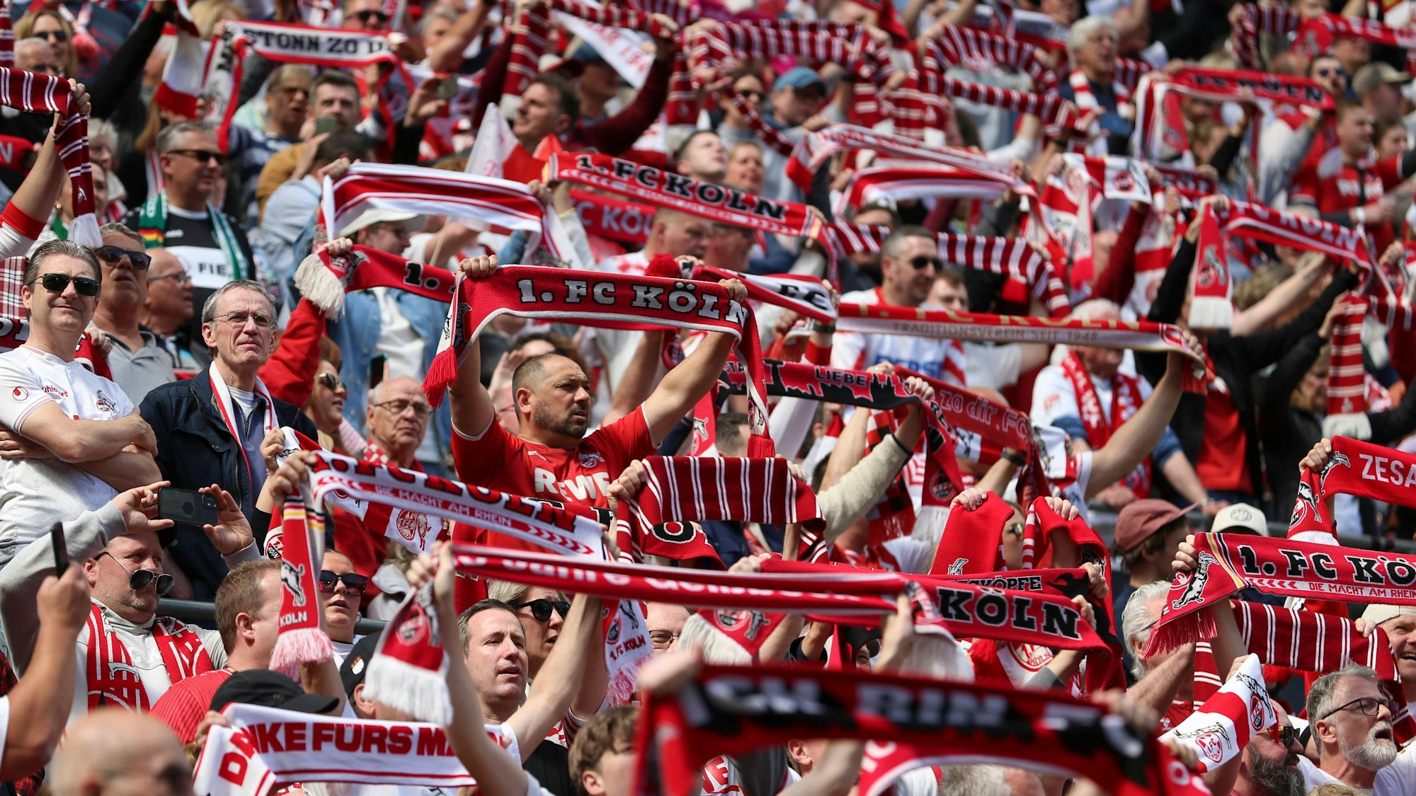 Der 1. FC Köln zählt insgesamt 25.500 Dauerkartenbesitzer. Derweil ist die Warteliste mit mehr als 20.000 Interessenten enorm.