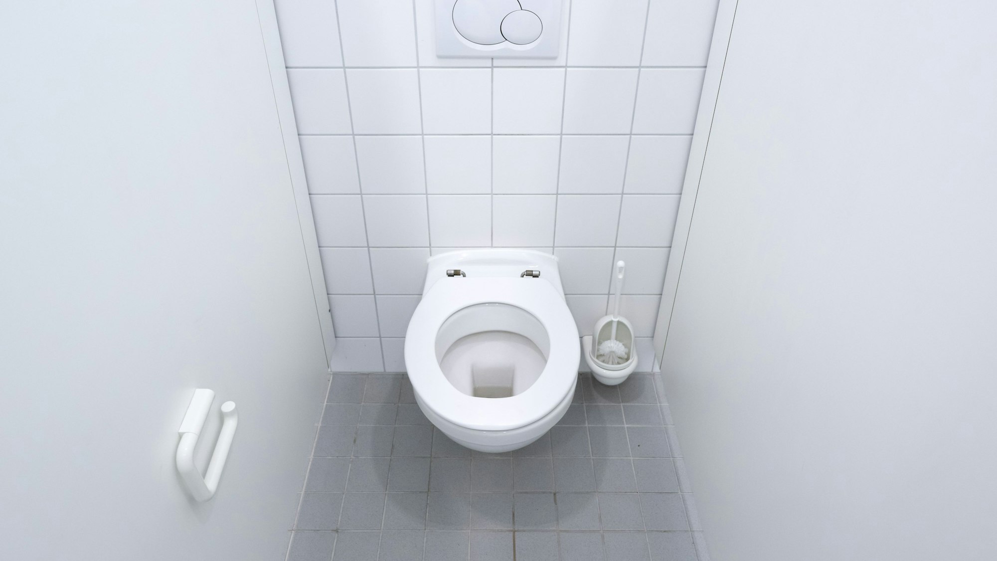 Eine Schultoilette ist in der Grundschule an der Stielerstraße zu sehen. Nach der sexuellen Gewalt auf zwei Krefelder Grundschultoiletten will die Stadt die Schulen stärker sichern.