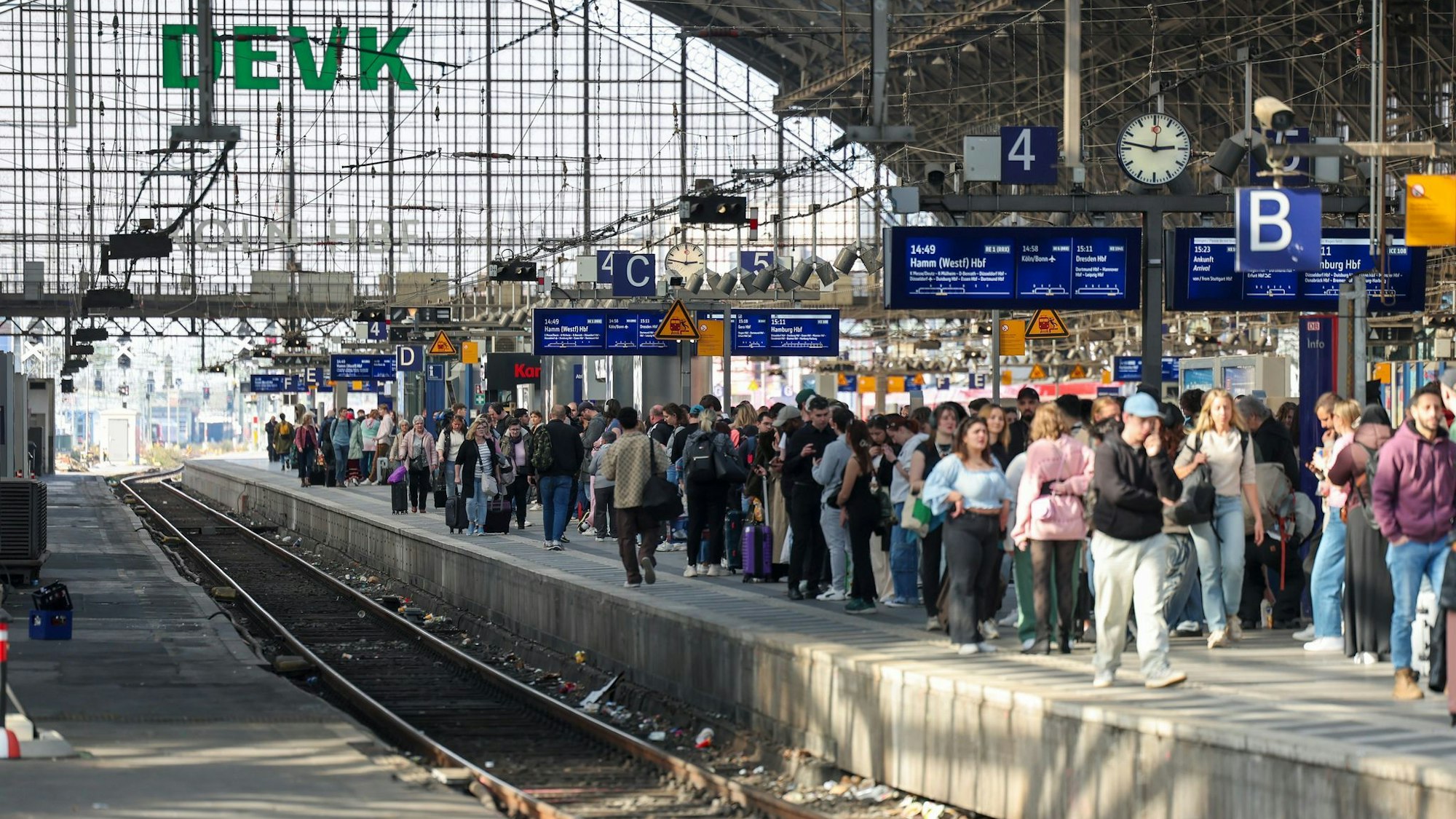 Warten auf den Zug: Die Zuverlässigkeit der Bahn in NRW hat 2024 einen Tiefpunkt erreicht. (Archivbild)