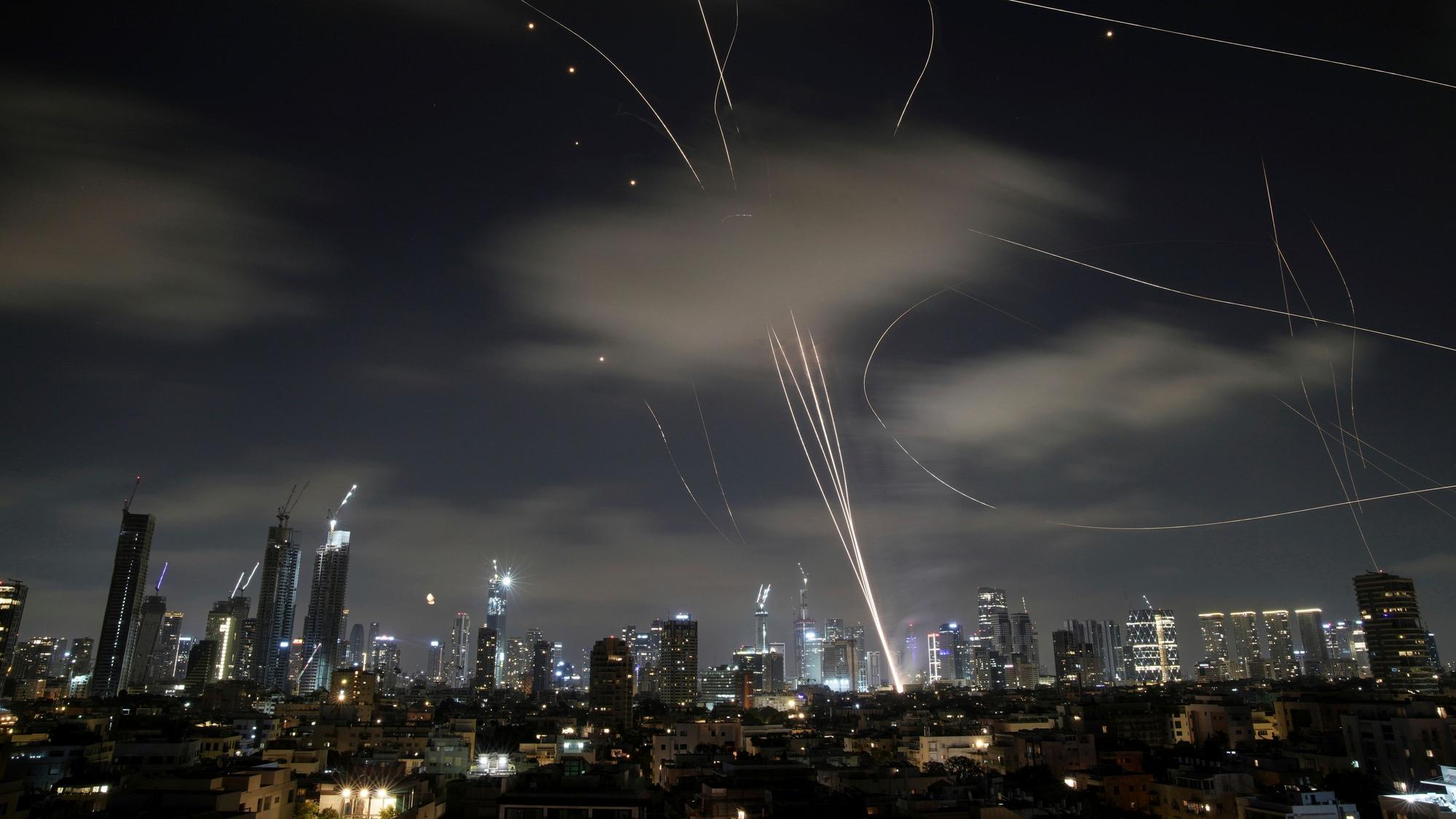 dpatopbilder - 18.06.2025, Israel, Tel Aviv: Das israelische Luftabwehrsystem Iron Dome feuert, um Raketen während eines iranischen Angriffs über Tel Aviv abzufangen. Foto: Leo Correa/AP/dpa +++ dpa-Bildfunk +++