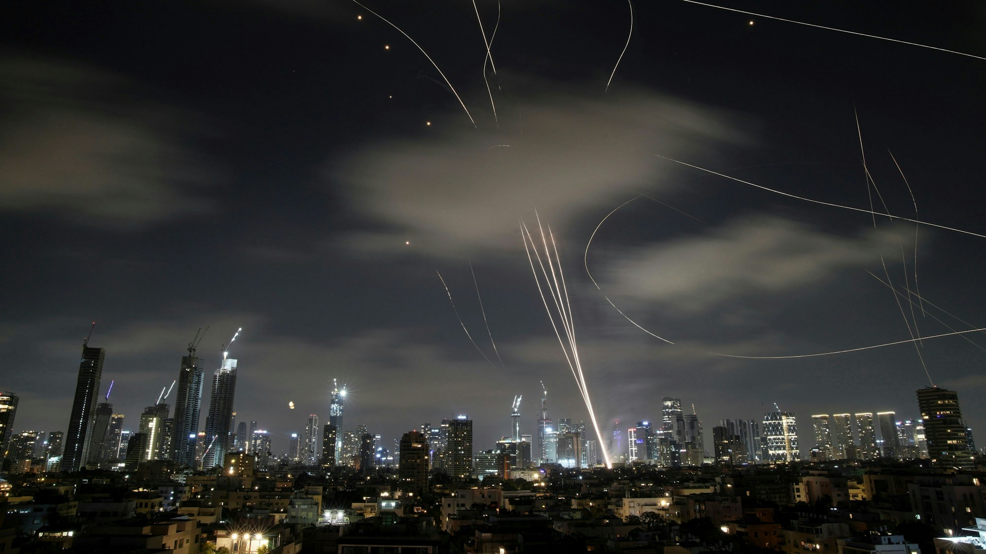 dpatopbilder - 18.06.2025, Israel, Tel Aviv: Das israelische Luftabwehrsystem Iron Dome feuert, um Raketen während eines iranischen Angriffs über Tel Aviv abzufangen. Foto: Leo Correa/AP/dpa +++ dpa-Bildfunk +++