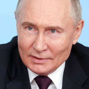 HANDOUT - 05.06.2024, Russland, St. Petersburg: Das von der staatlichen russischen Nachrichtenagentur Sputnik via AP veröffentlichte Bild zeigt den russischen Präsidenten Wladimir Putin am Rande des Internationalen Wirtschaftsforums in St. Petersburg im Lakhta Center. (Wiederholung mit verändertem Bildausschnitt) (zu dpa: «Wirtschaftsforum startet – Putin trifft Medienvertreter») Foto: Valentina Pevtsova/Pool Sputnik Kremlin/AP/dpa +++ dpa-Bildfunk +++