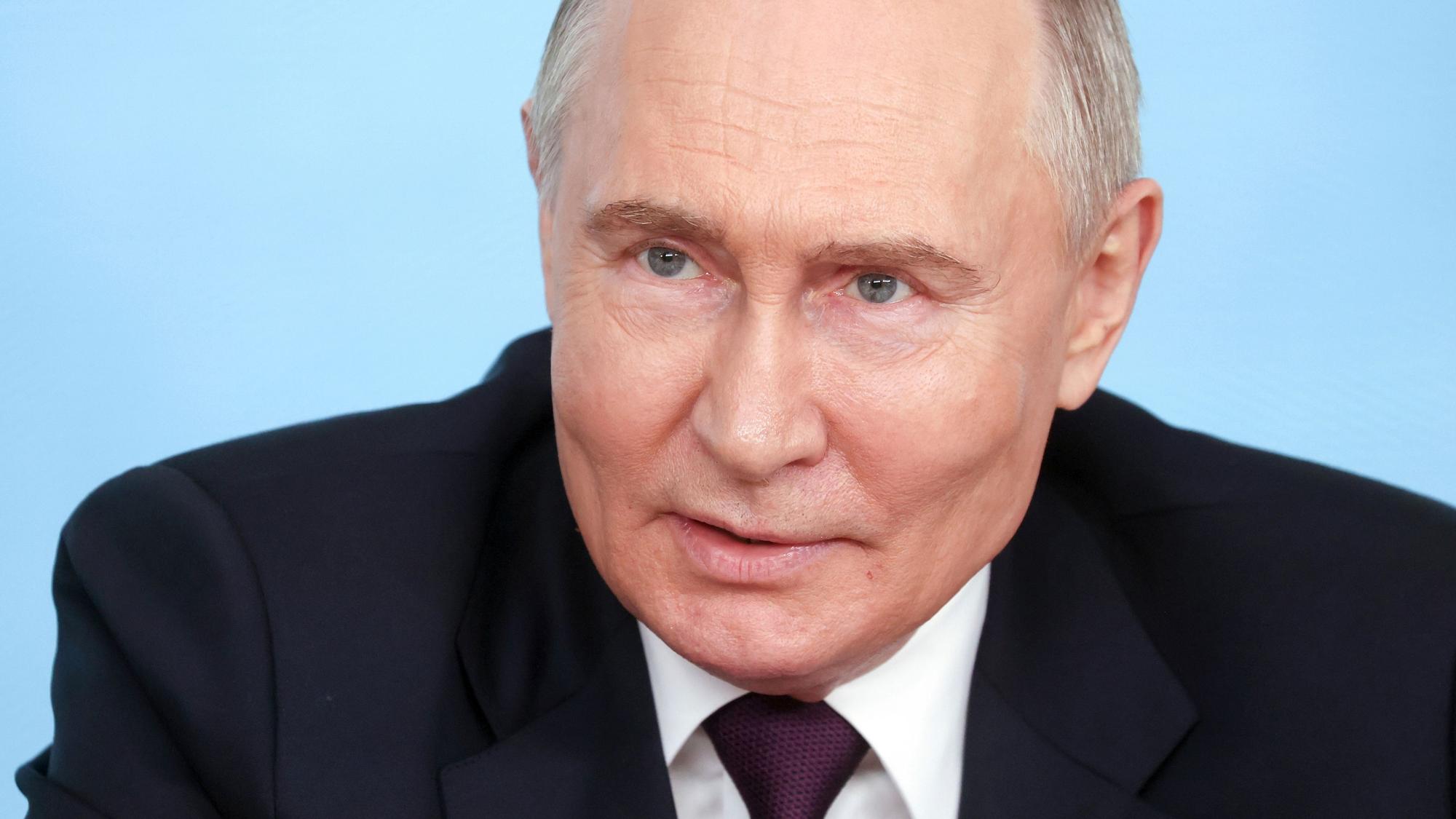 HANDOUT - 05.06.2024, Russland, St. Petersburg: Das von der staatlichen russischen Nachrichtenagentur Sputnik via AP veröffentlichte Bild zeigt den russischen Präsidenten Wladimir Putin am Rande des Internationalen Wirtschaftsforums in St. Petersburg im Lakhta Center. (Wiederholung mit verändertem Bildausschnitt) (zu dpa: «Wirtschaftsforum startet – Putin trifft Medienvertreter») Foto: Valentina Pevtsova/Pool Sputnik Kremlin/AP/dpa +++ dpa-Bildfunk +++