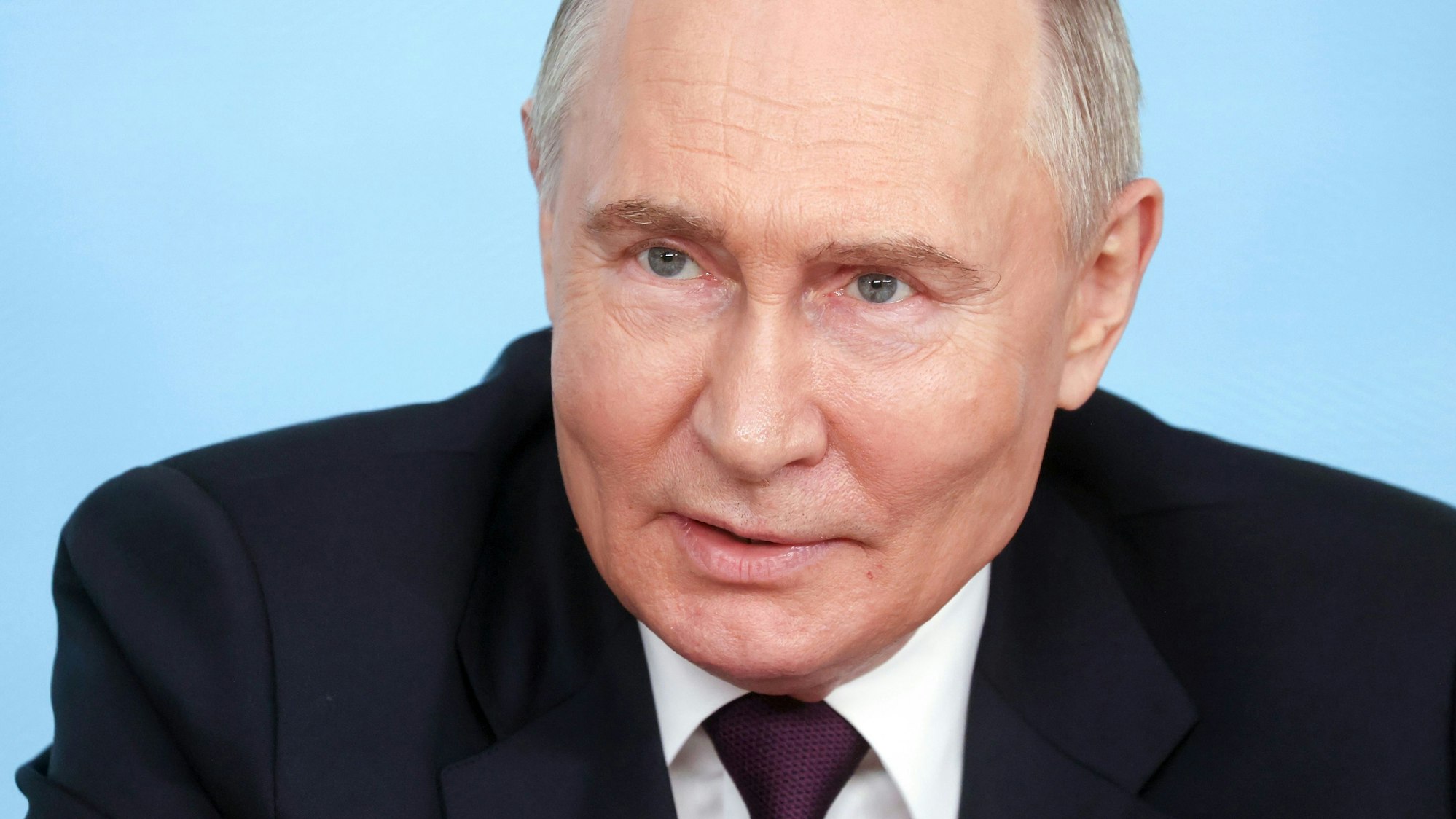 HANDOUT - 05.06.2024, Russland, St. Petersburg: Das von der staatlichen russischen Nachrichtenagentur Sputnik via AP veröffentlichte Bild zeigt den russischen Präsidenten Wladimir Putin am Rande des Internationalen Wirtschaftsforums in St. Petersburg im Lakhta Center. (Wiederholung mit verändertem Bildausschnitt) (zu dpa: «Wirtschaftsforum startet – Putin trifft Medienvertreter») Foto: Valentina Pevtsova/Pool Sputnik Kremlin/AP/dpa +++ dpa-Bildfunk +++