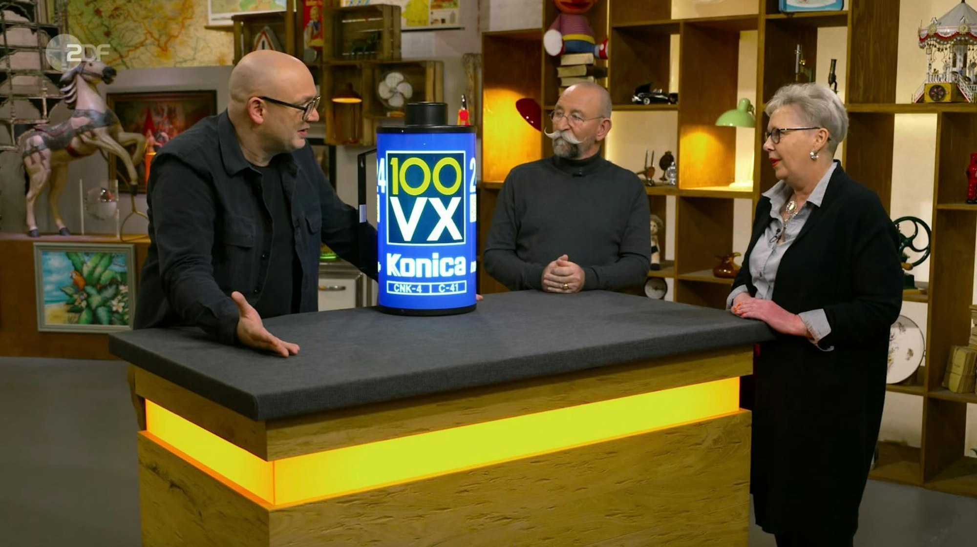Experte Sven Deutschmanek (links) bezeichnete den Zustand als „perfekt“. Horst Lichter musste dennoch lachen, als er den Wunschpreis der Verkäuferin hörte. (Bild: ZDF)
