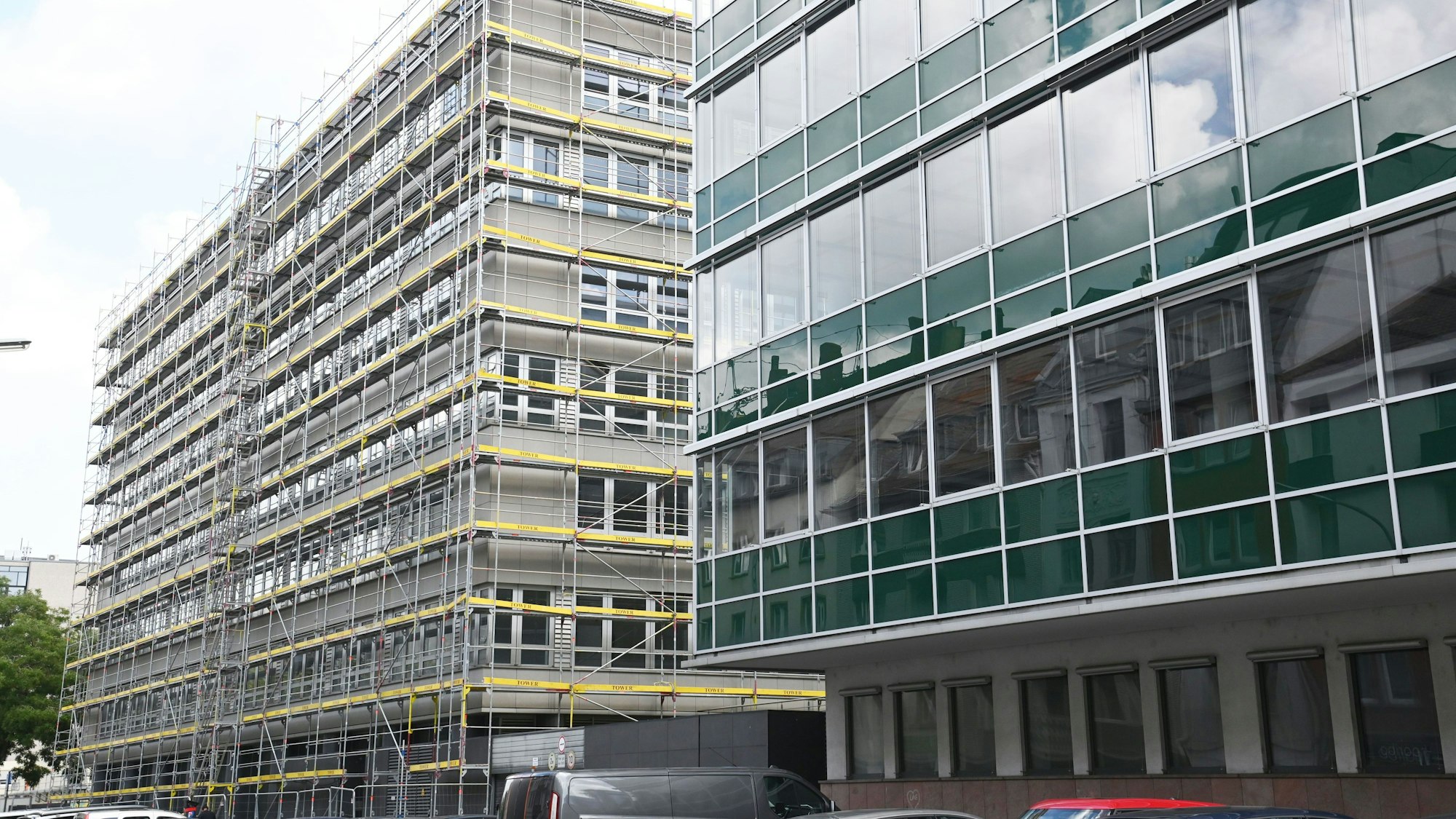 Die ehemalige Kaufhof-Zentrale auf dem Areal an der Leonhard-Tietz-Straße