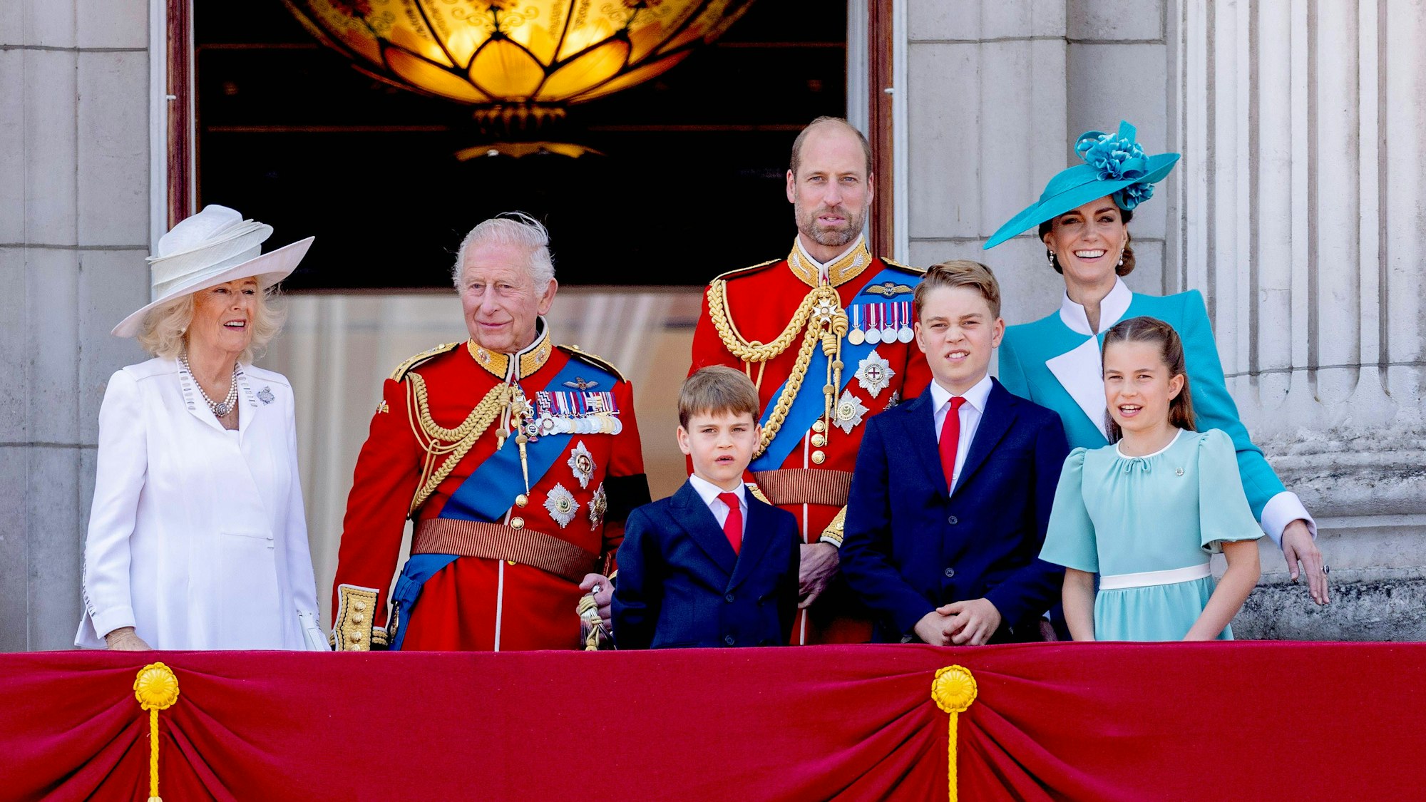 Die britischen Royals stehen bei der „Trooping the Colour“-Parade in London auf dem Balkon.