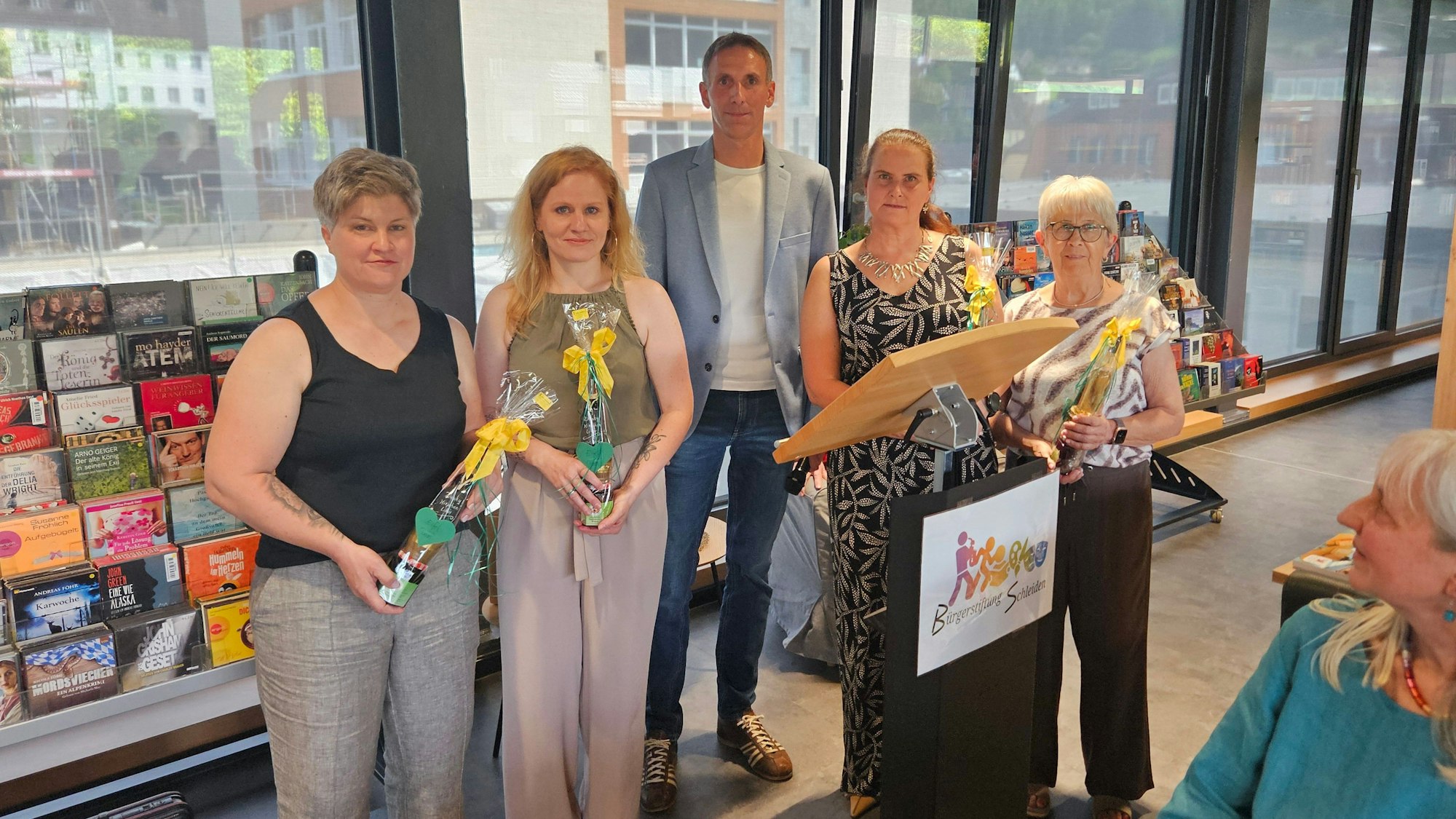 Marcel Wolter (M.) steht hinter dem Büchereiteam mit (v.l.) Pamela Tendler, Natalie Kirch, Sabine Hergarten und Hanne Gehlen.