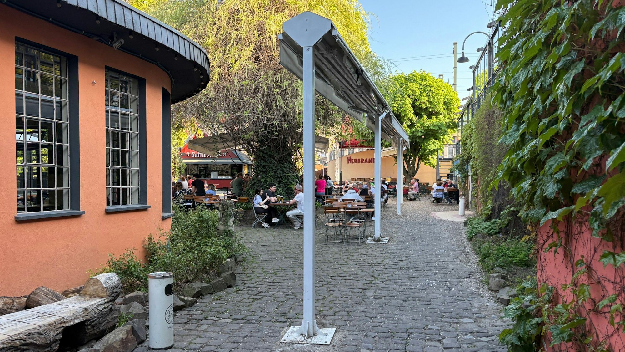 Der Biergarten im Herbrand's in Köln Ehrenfeld.
