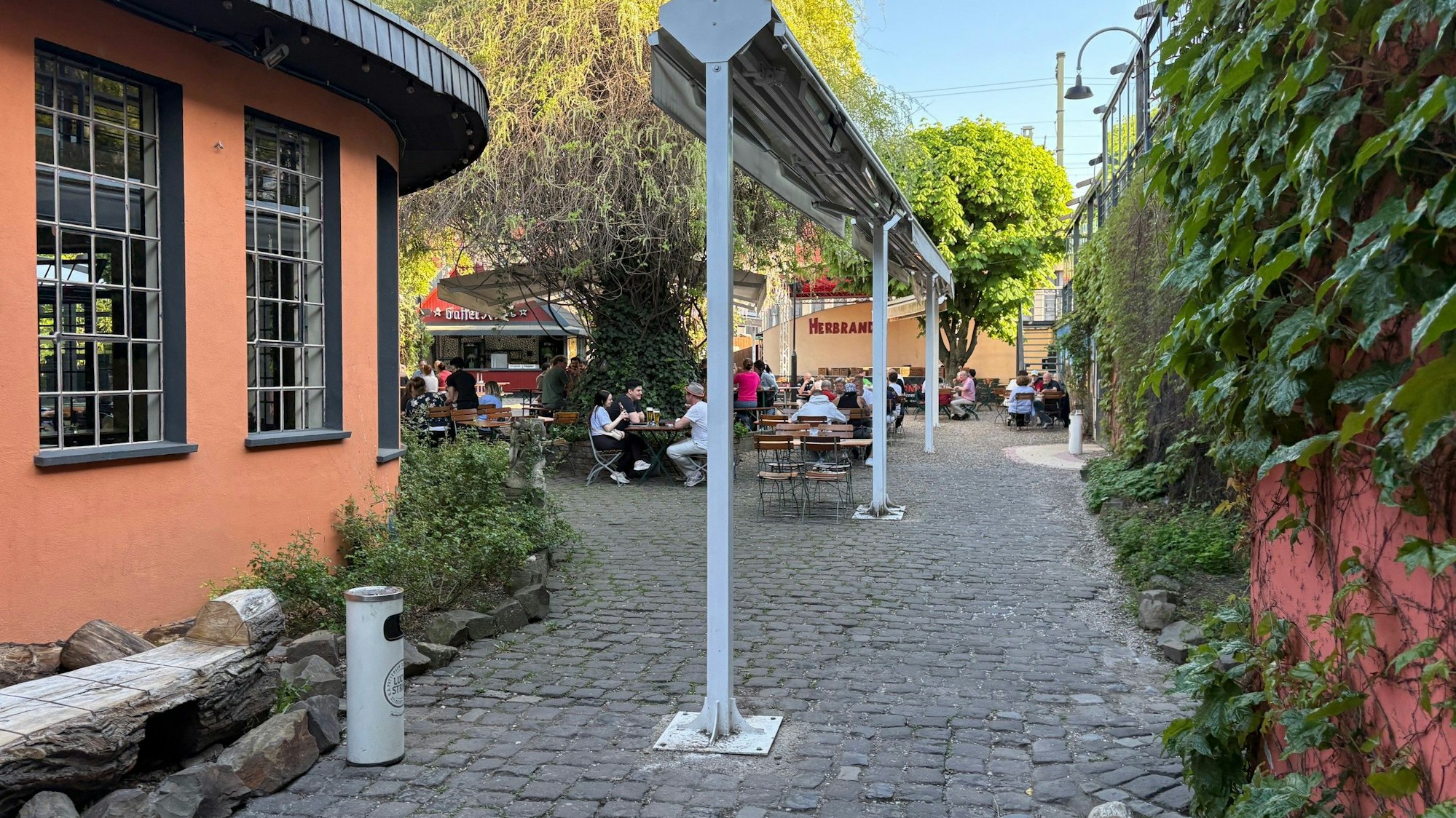 Der Biergarten im Herbrand's in Ehrenfeld. (Archivbild)