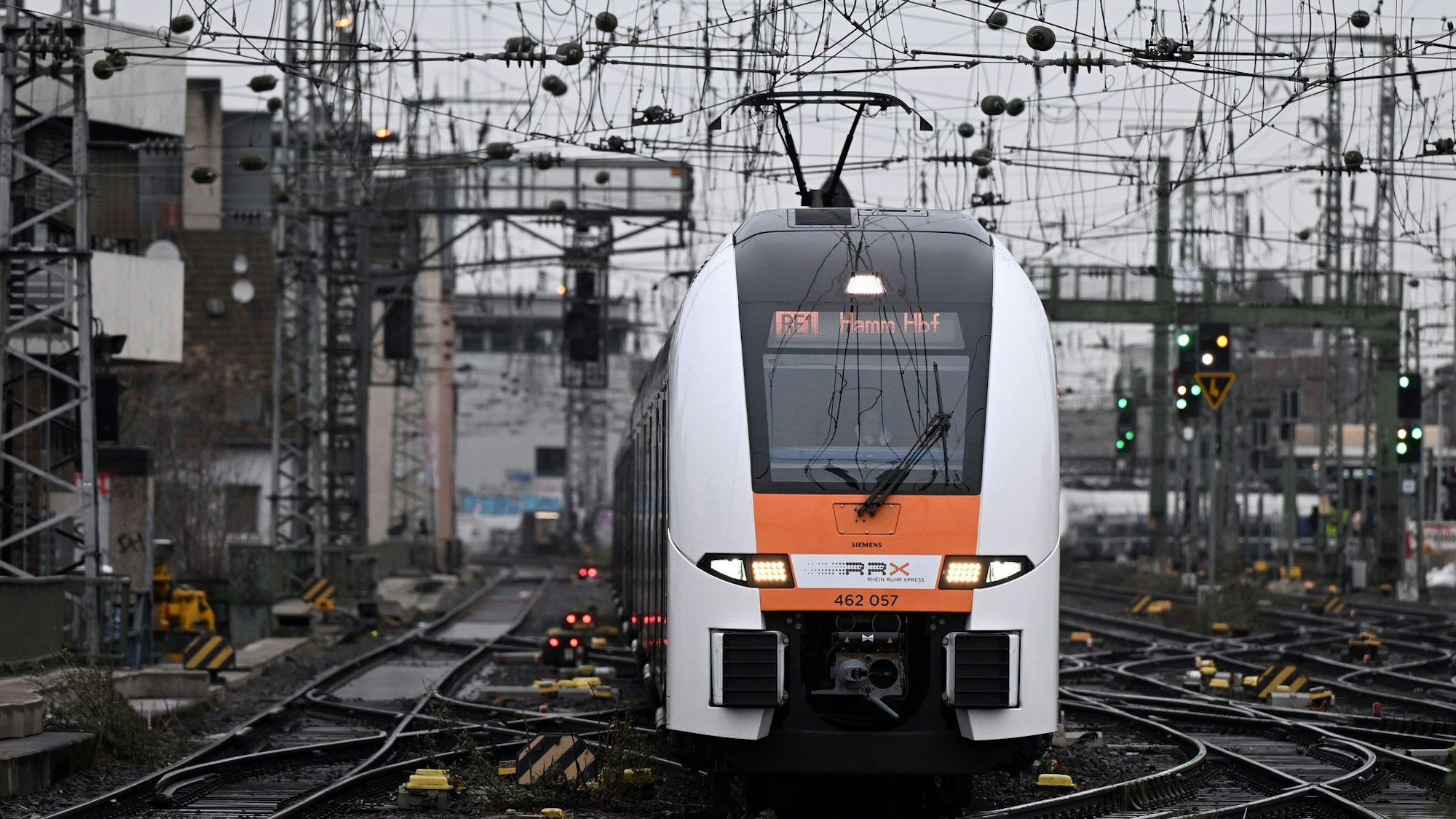 Besonders anfällig für Störungen: Der Rhein-Ruhr-Express (RRX), der die großen Ballungsräume in NRW verbindet. (Archivbild)