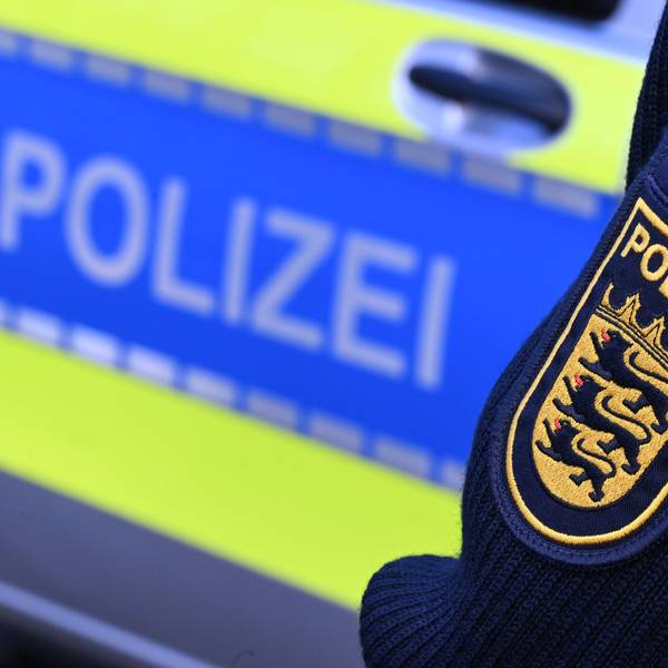 ARCHIV - 03.12.2024, Baden-Württemberg, Stuttgart: Das Logo der Polizei auf der Dienstkleidung eines Beamten. (zu dpa: «Autofahrer stirbt nach Zusammenstoß mit Lastwagen») Foto: Bernd Weißbrod/dpa +++ dpa-Bildfunk +++