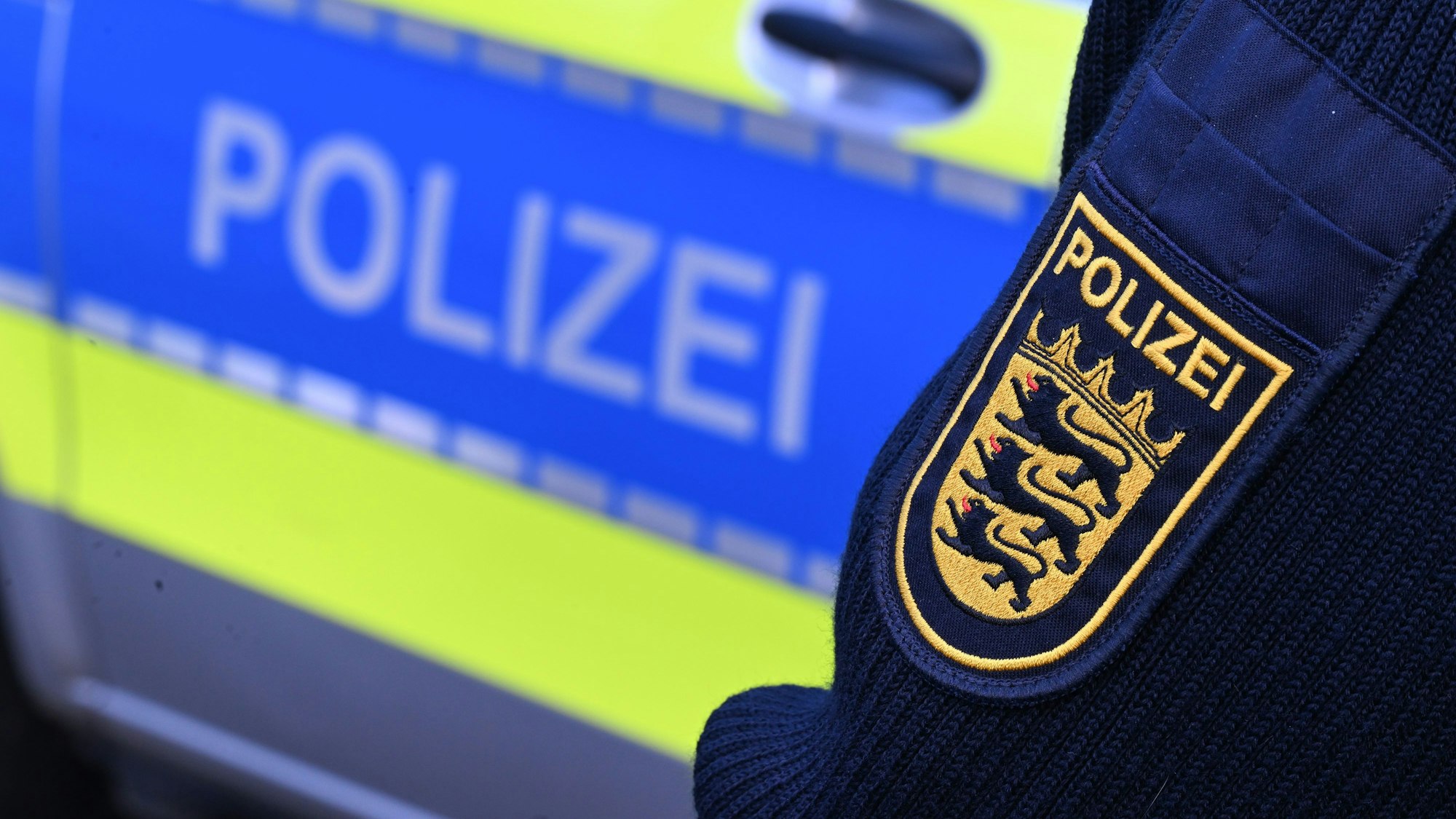 ARCHIV - 03.12.2024, Baden-Württemberg, Stuttgart: Das Logo der Polizei auf der Dienstkleidung eines Beamten. (zu dpa: «Autofahrer stirbt nach Zusammenstoß mit Lastwagen») Foto: Bernd Weißbrod/dpa +++ dpa-Bildfunk +++