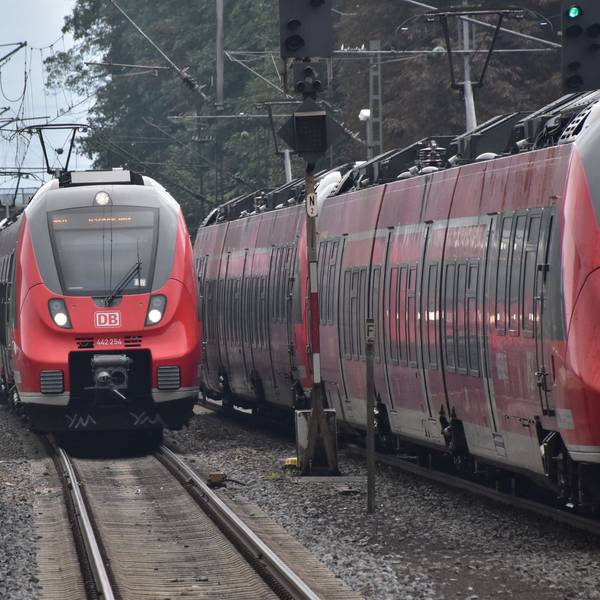 Auf der Siegstrecke der Bahn begegnen sich zwei Züge der Regionalexpress-Linie 9.