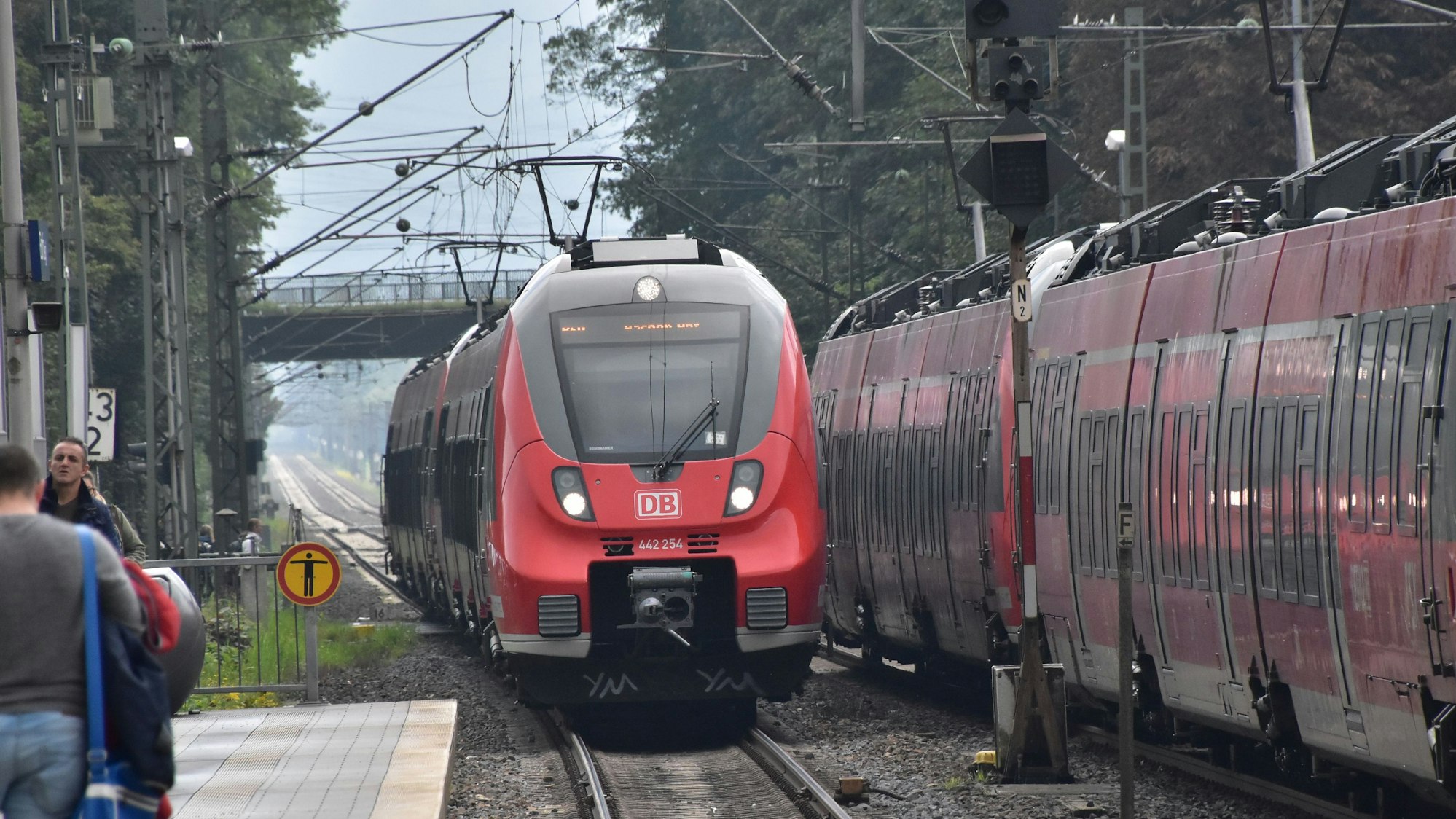 Auf der Siegstrecke der Bahn begegnen sich zwei Züge der Regionalexpress-Linie 9.