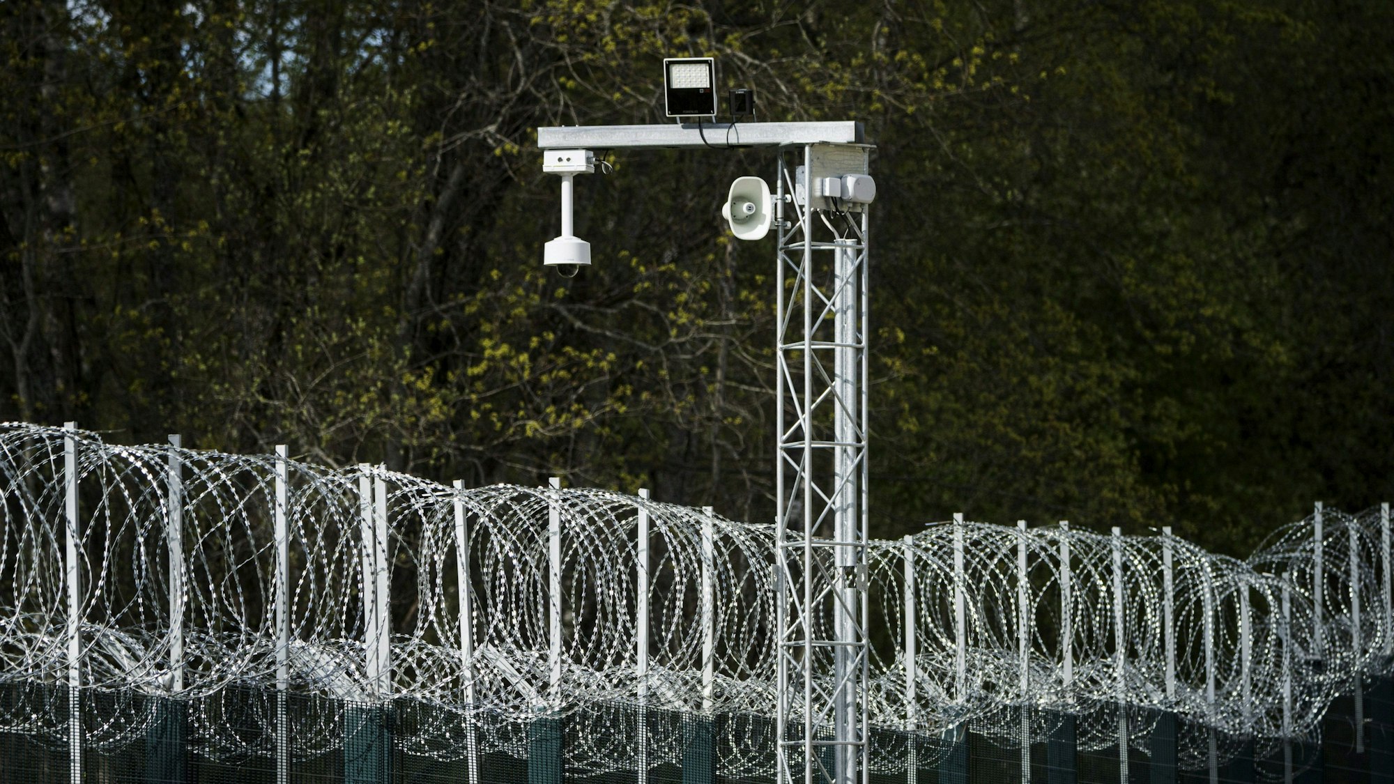 Überwachungsgeräte am neu errichteten Grenzzaun an der Grenze zwischen Finnland und Russland in der Nähe des Grenzübergangs Nuijamaa in Lappeenranta.