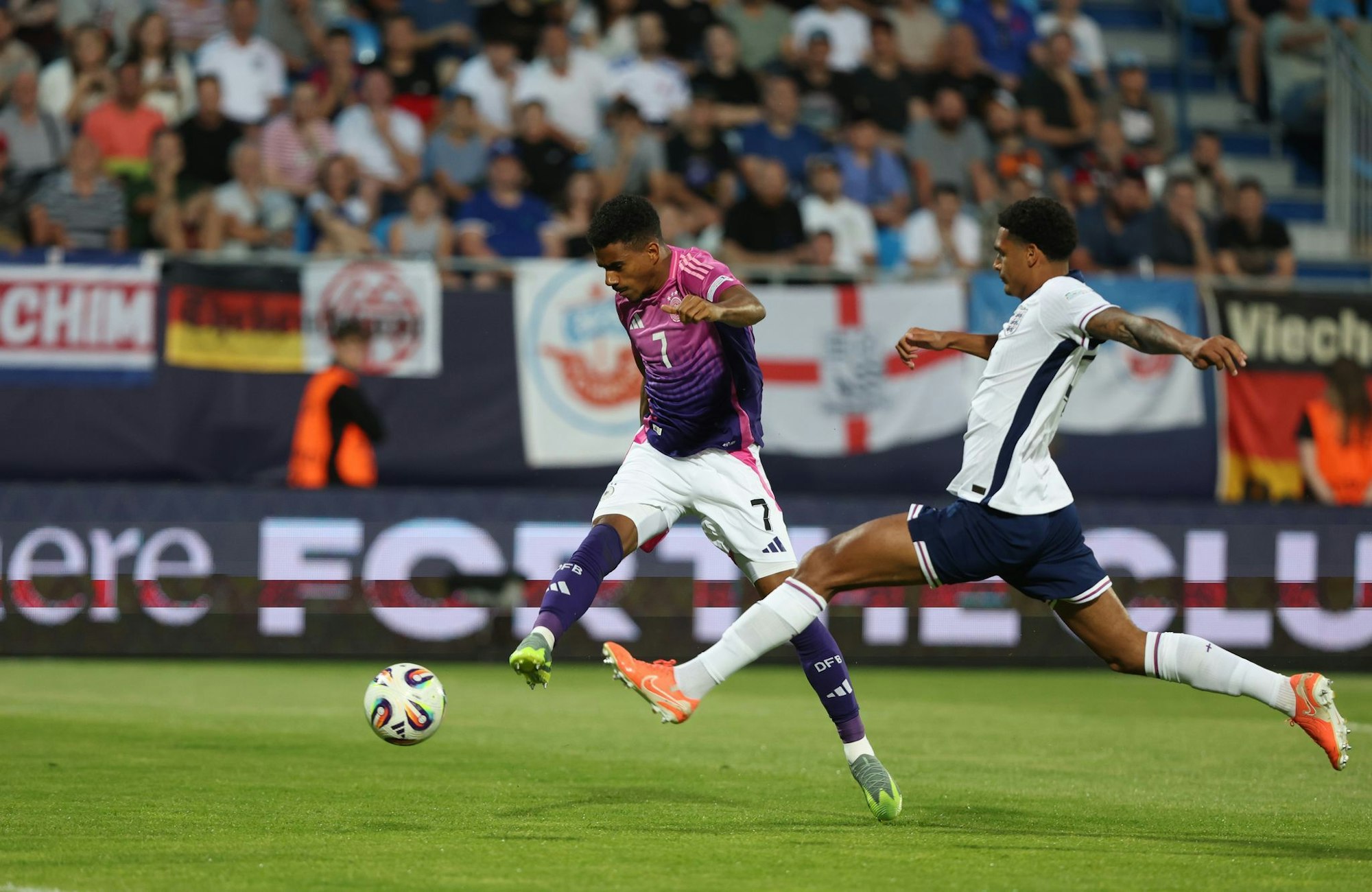 Torschütze zur deutschen Führung: Ansgar Knauff (l).