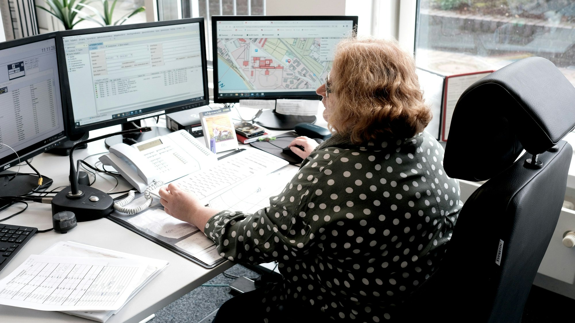Arbeitsplatz der Leitstelle des Kölner Ordnungsamt im Stadthaus in Deutz. Von hier aus werden die Fahrzeuge und Mitarbeiter Ordnungsdienstes der Stadt Köln koordiniert.