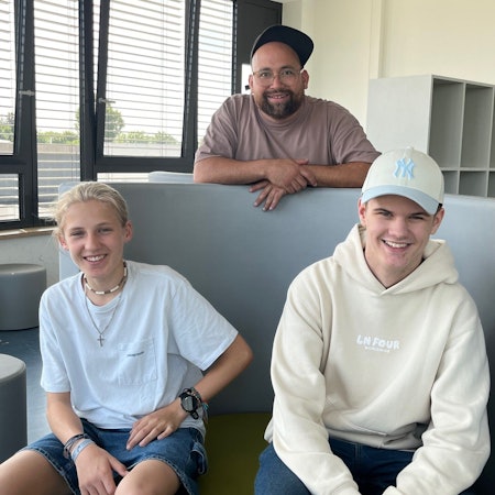 Die Helios-Schüler Paul Hölker und Jakob Bartsch mit ihrem Lehrer Jakob Bartsch