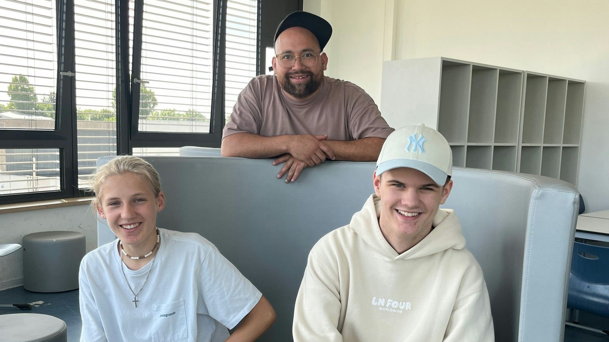 Die Helios-Schüler Paul Hölker und Jakob Bartsch mit ihrem Lehrer Jakob Bartsch